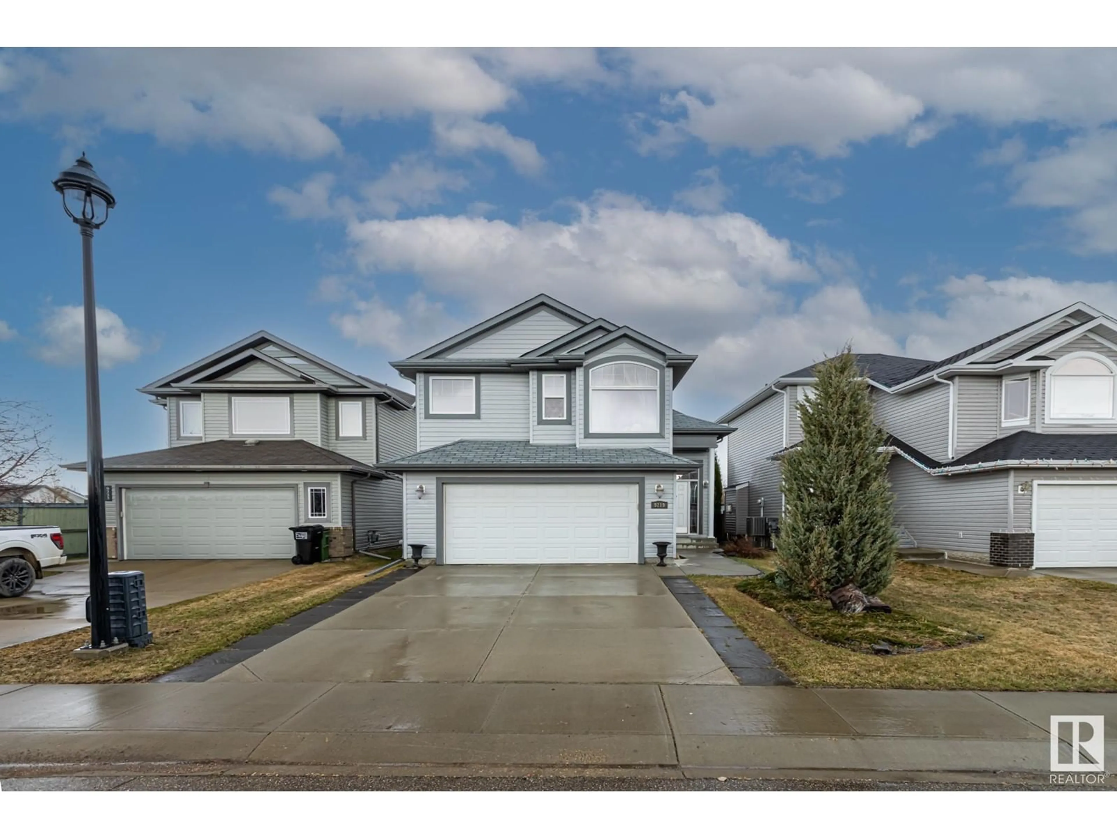 A pic from outside/outdoor area/front of a property/back of a property/a pic from drone, street for NW - 9219 209 ST, Edmonton Alberta T5T3Y5