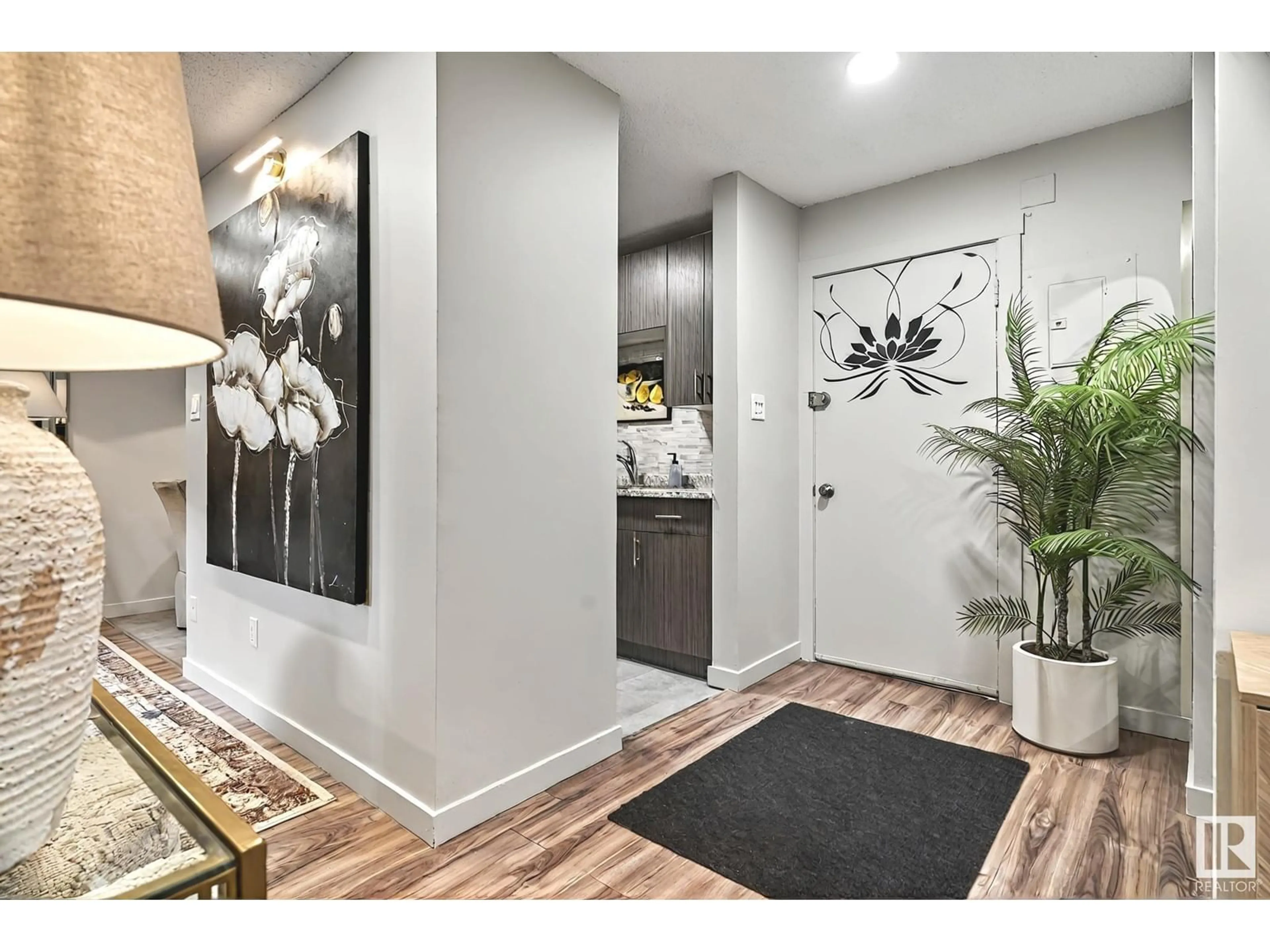 Indoor entryway for #2 - 10616 123 ST, Edmonton Alberta T5N1P2