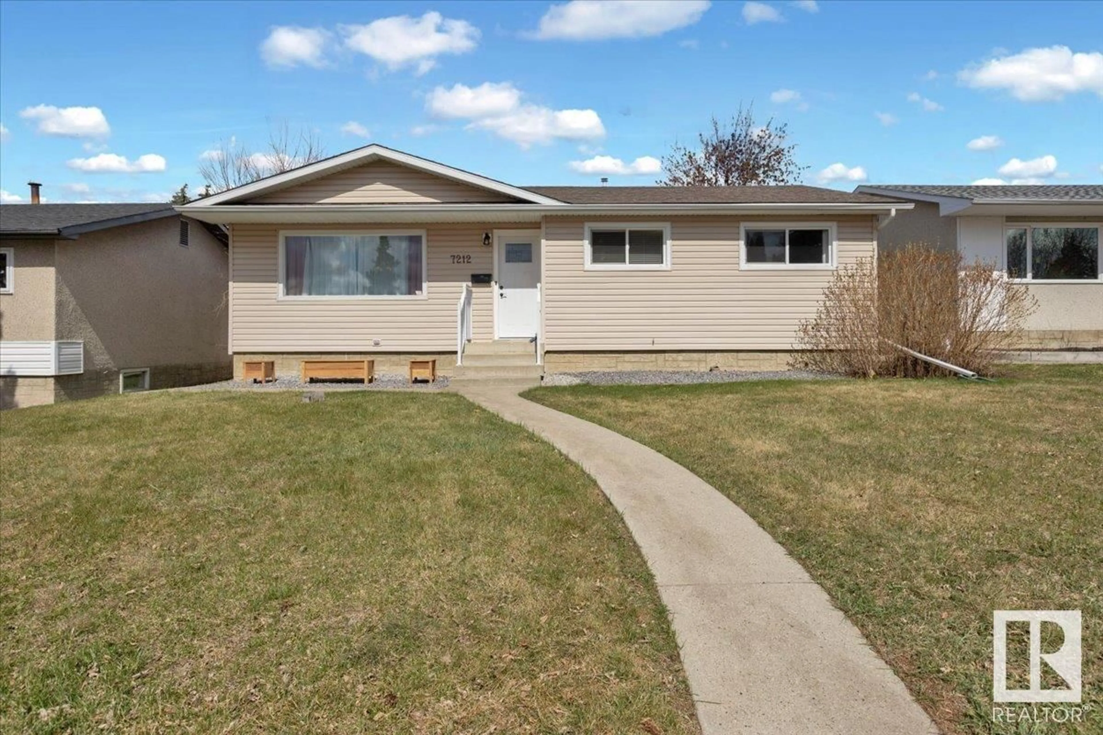 Home with vinyl exterior material, street for 7212 138 AV, Edmonton Alberta T5C2L8
