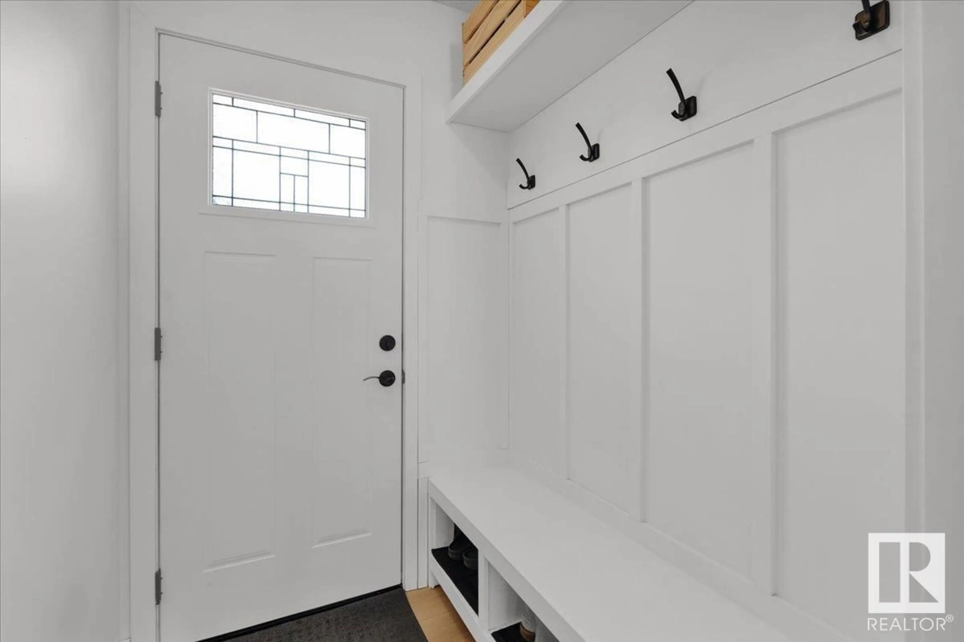 Indoor entryway for 7212 138 AV, Edmonton Alberta T5C2L8