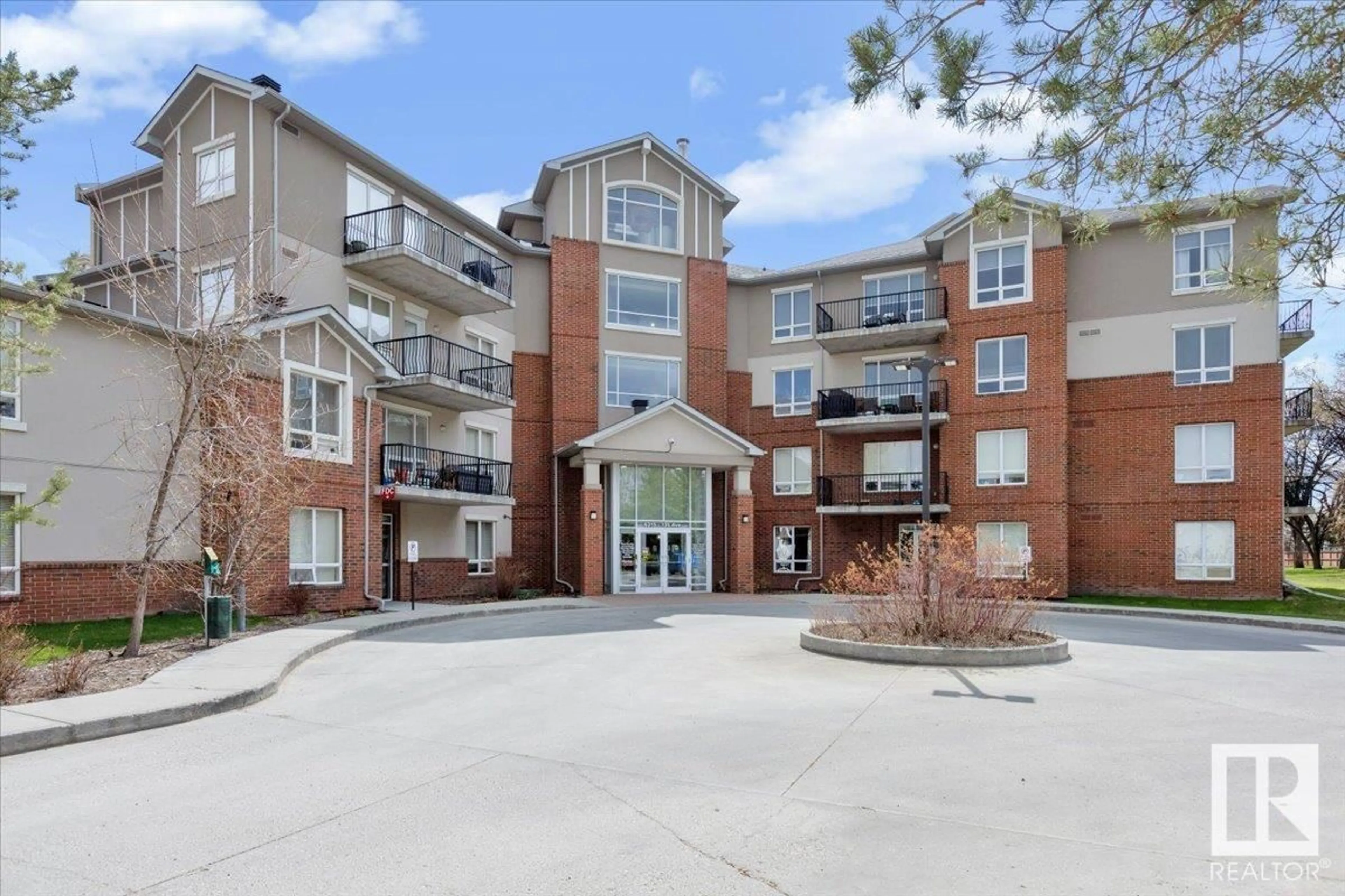 Indoor foyer for #110 - 6315 135 AV, Edmonton Alberta T5A5J7