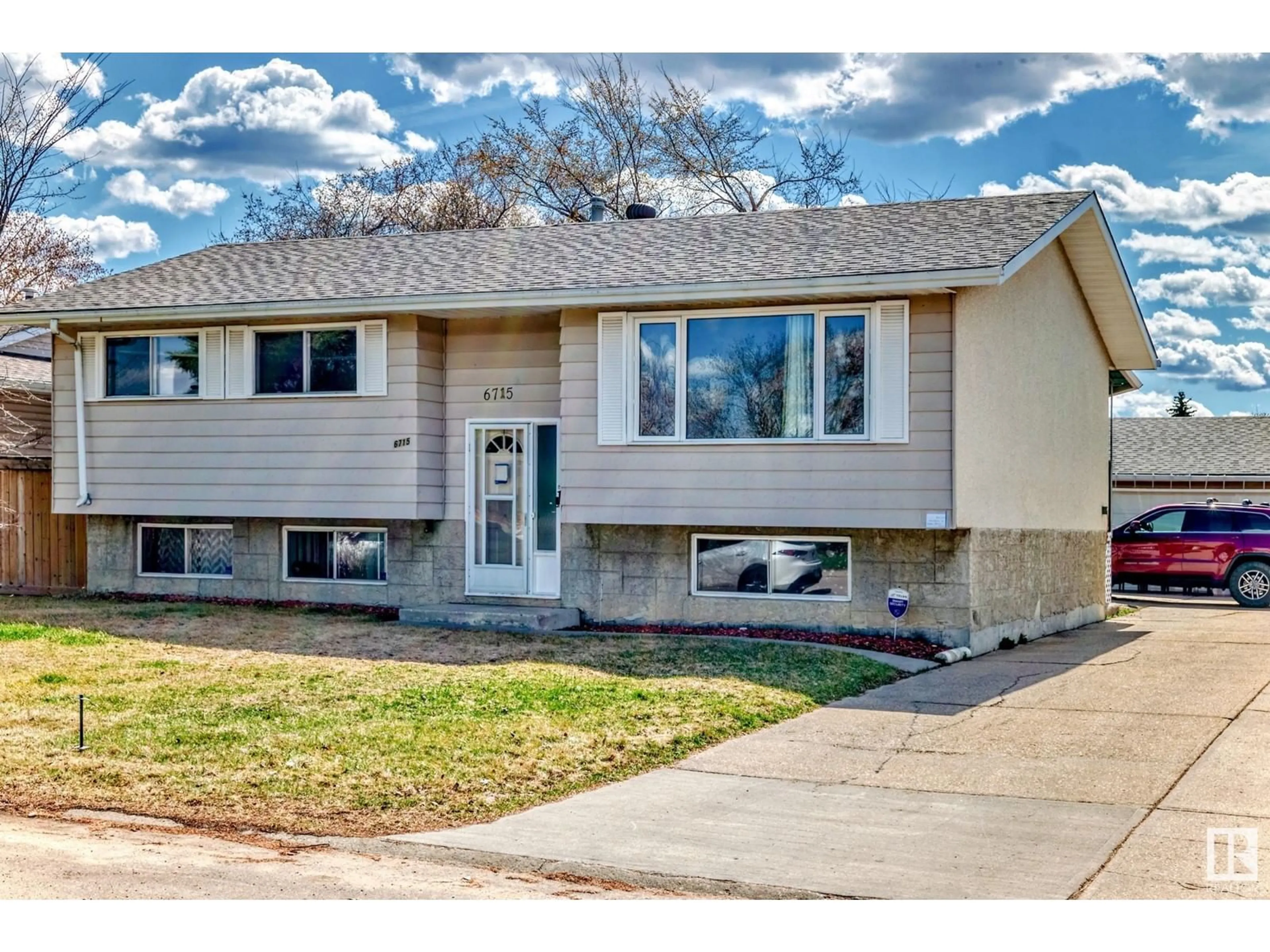 Home with vinyl exterior material, street for 6715 32 AV, Edmonton Alberta T6K1L8
