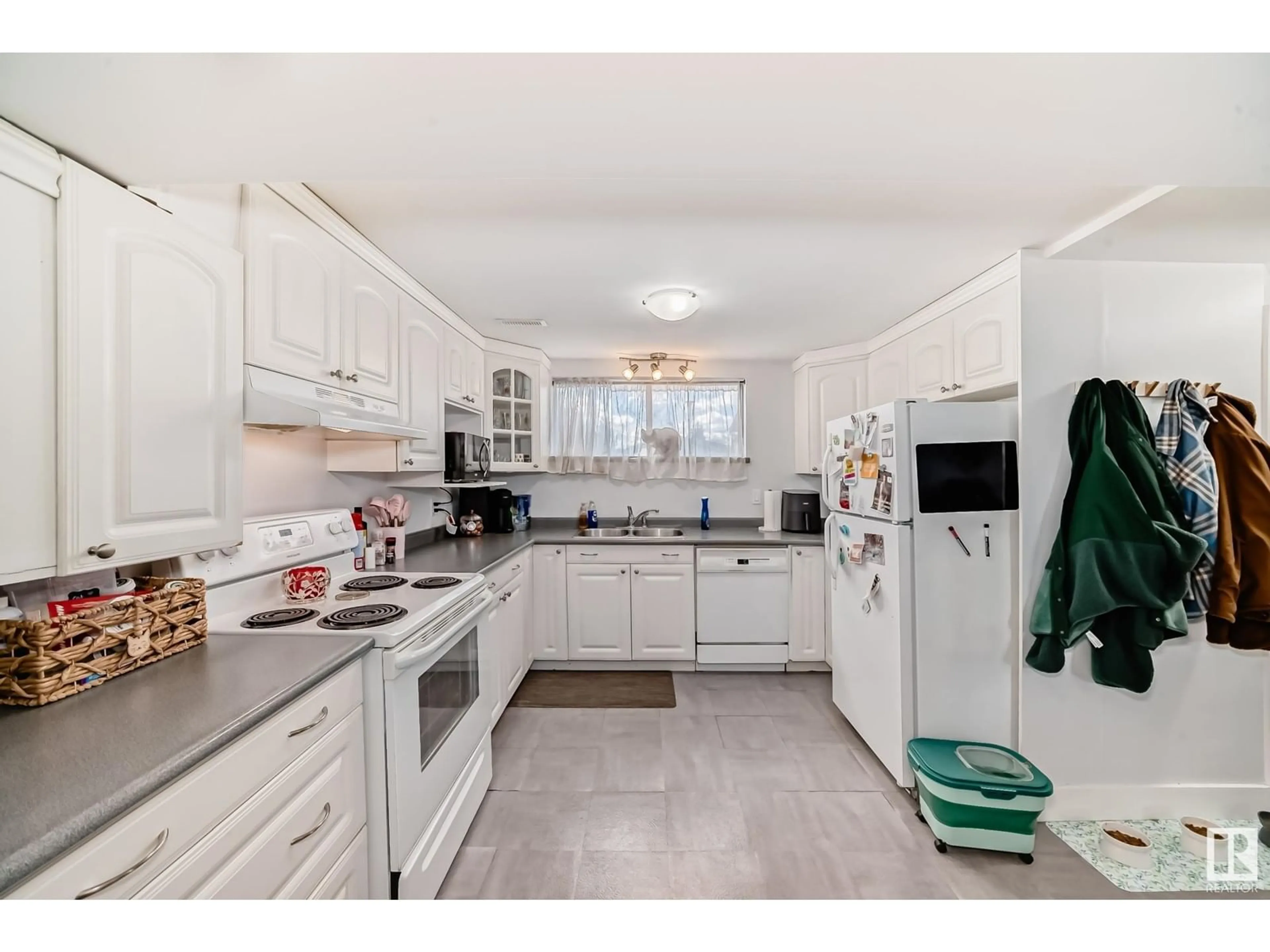 Unknown for 6715 32 AV, Edmonton Alberta T6K1L8