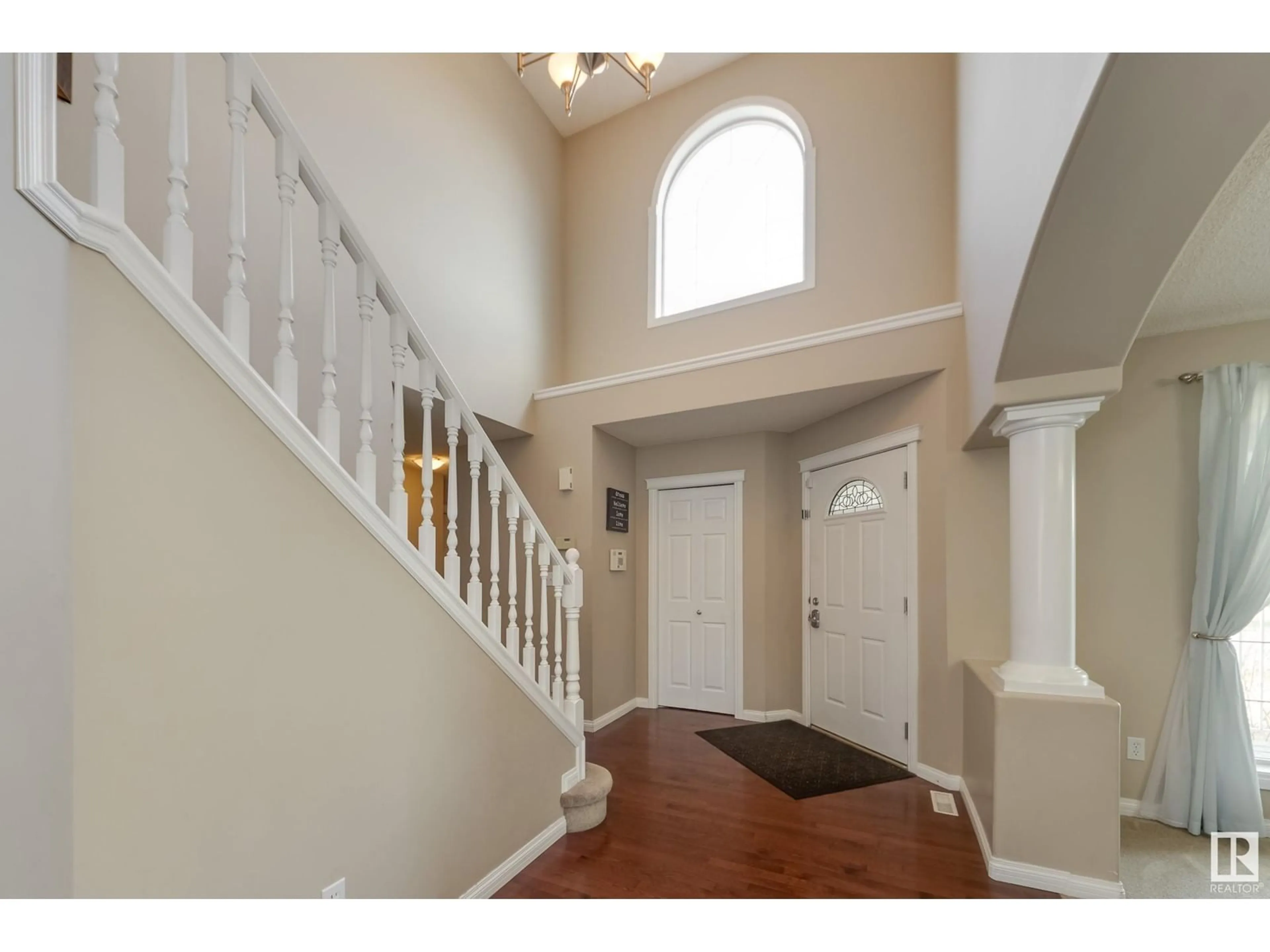 Indoor entryway for 123 CASTLE DR, Edmonton Alberta T5X6H1