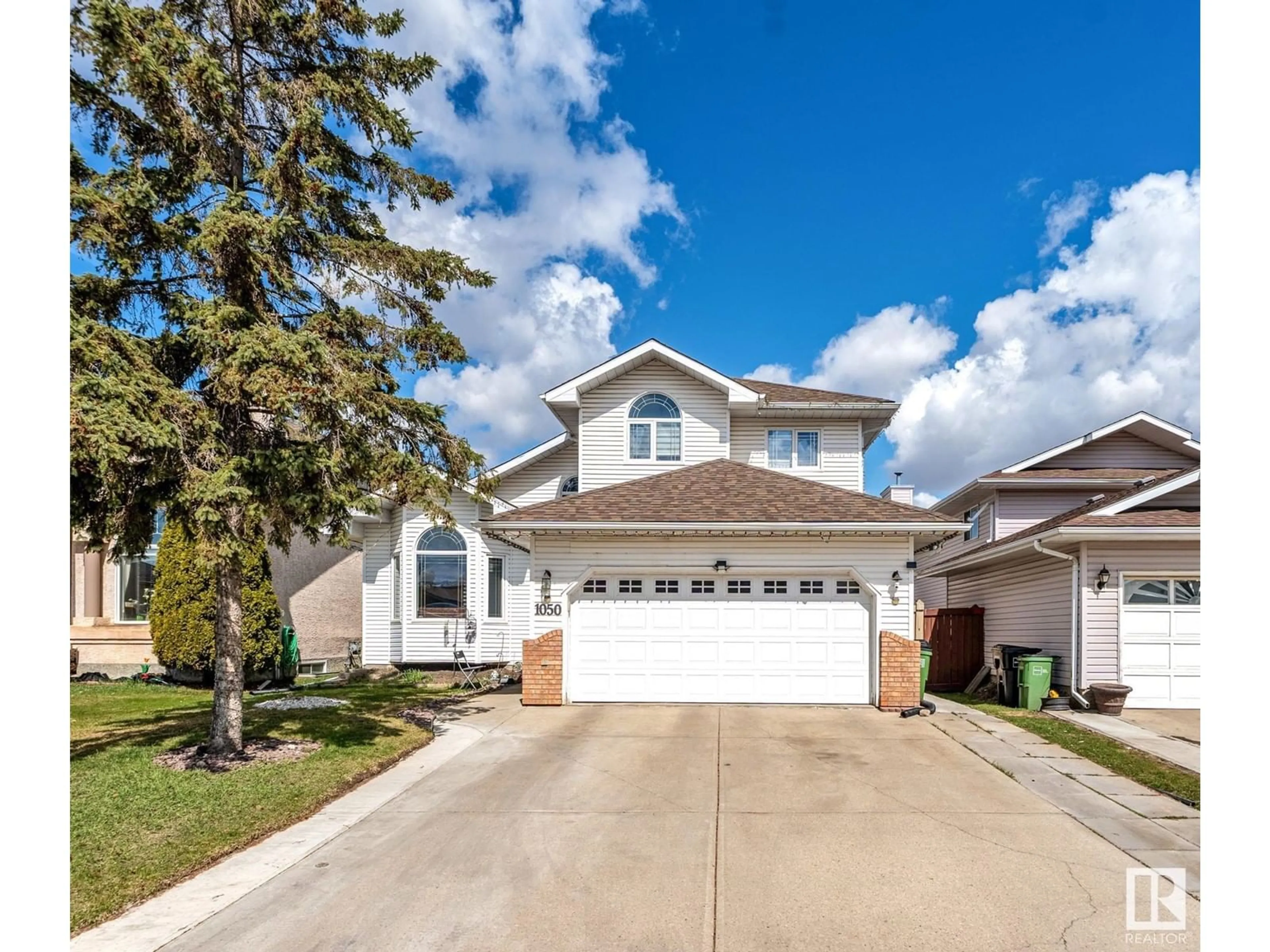 Home with vinyl exterior material, street for 1050 JAMES CRESCENT, Edmonton Alberta T6L6P6