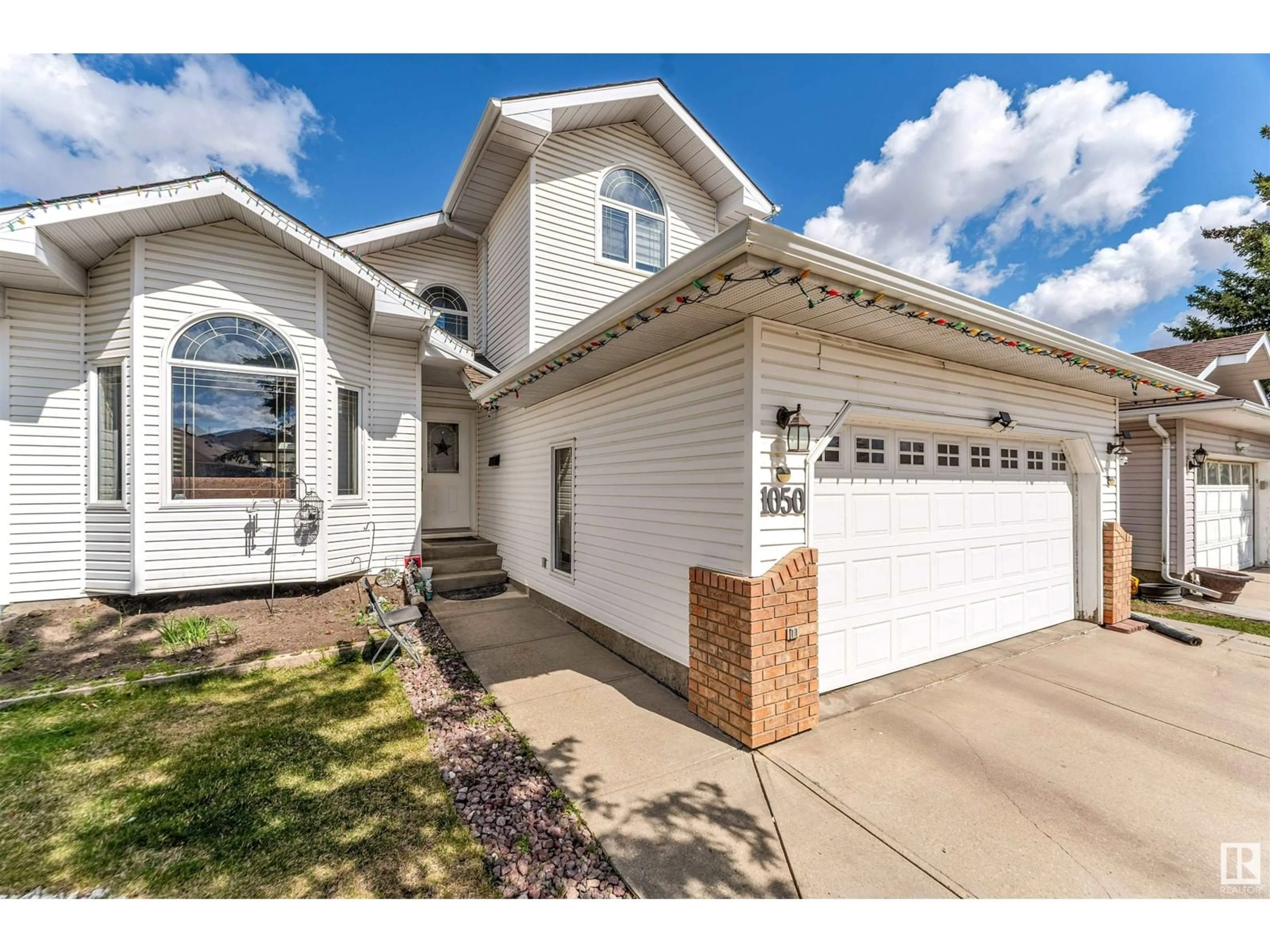 Home with vinyl exterior material, street for 1050 JAMES CRESCENT, Edmonton Alberta T6L6P6