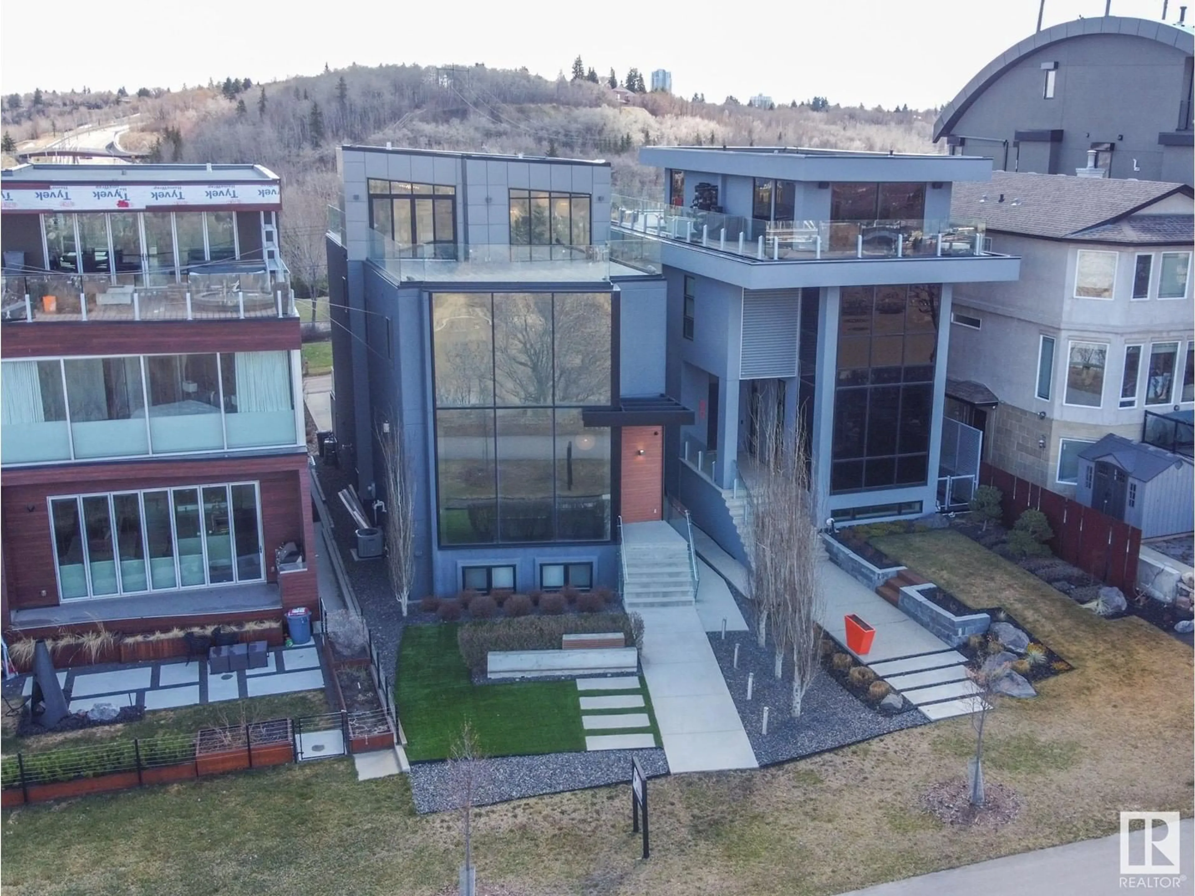 A pic from outside/outdoor area/front of a property/back of a property/a pic from drone, unknown for NW - 9509 99B ST, Edmonton Alberta T6E3X1