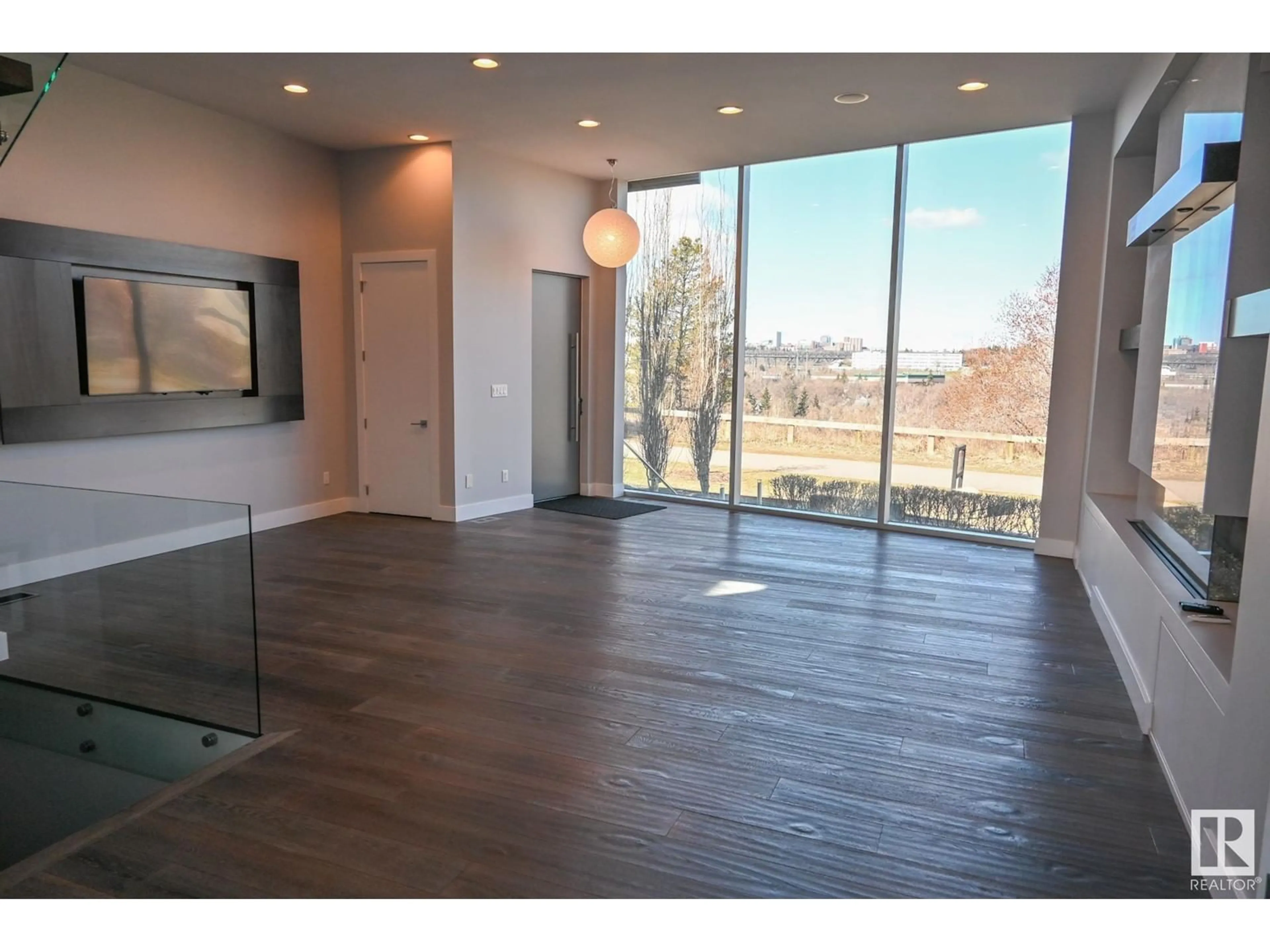 Indoor foyer for NW - 9509 99B ST, Edmonton Alberta T6E3X1