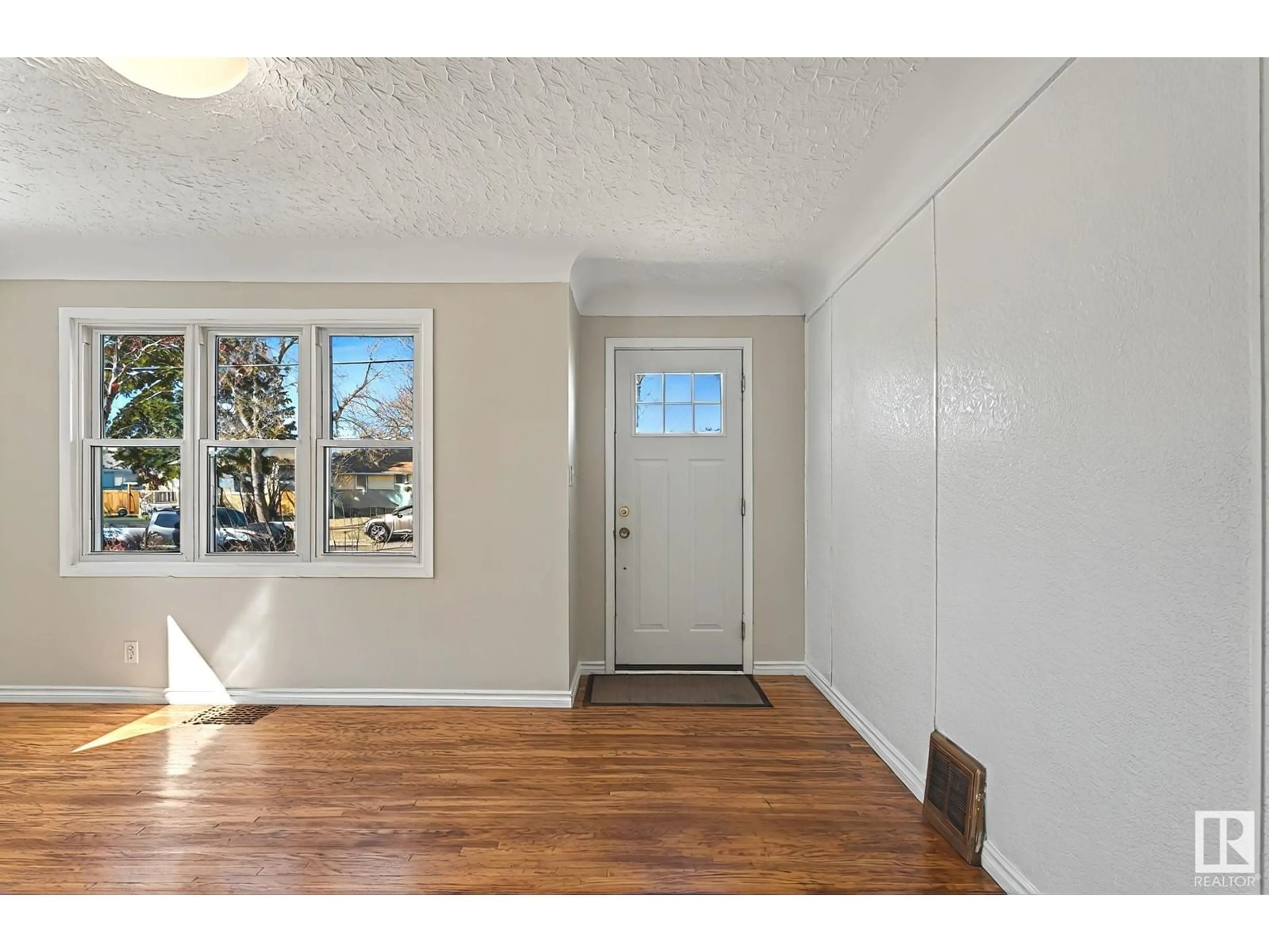 Indoor entryway for 10461 159 ST, Edmonton Alberta T5P3A8