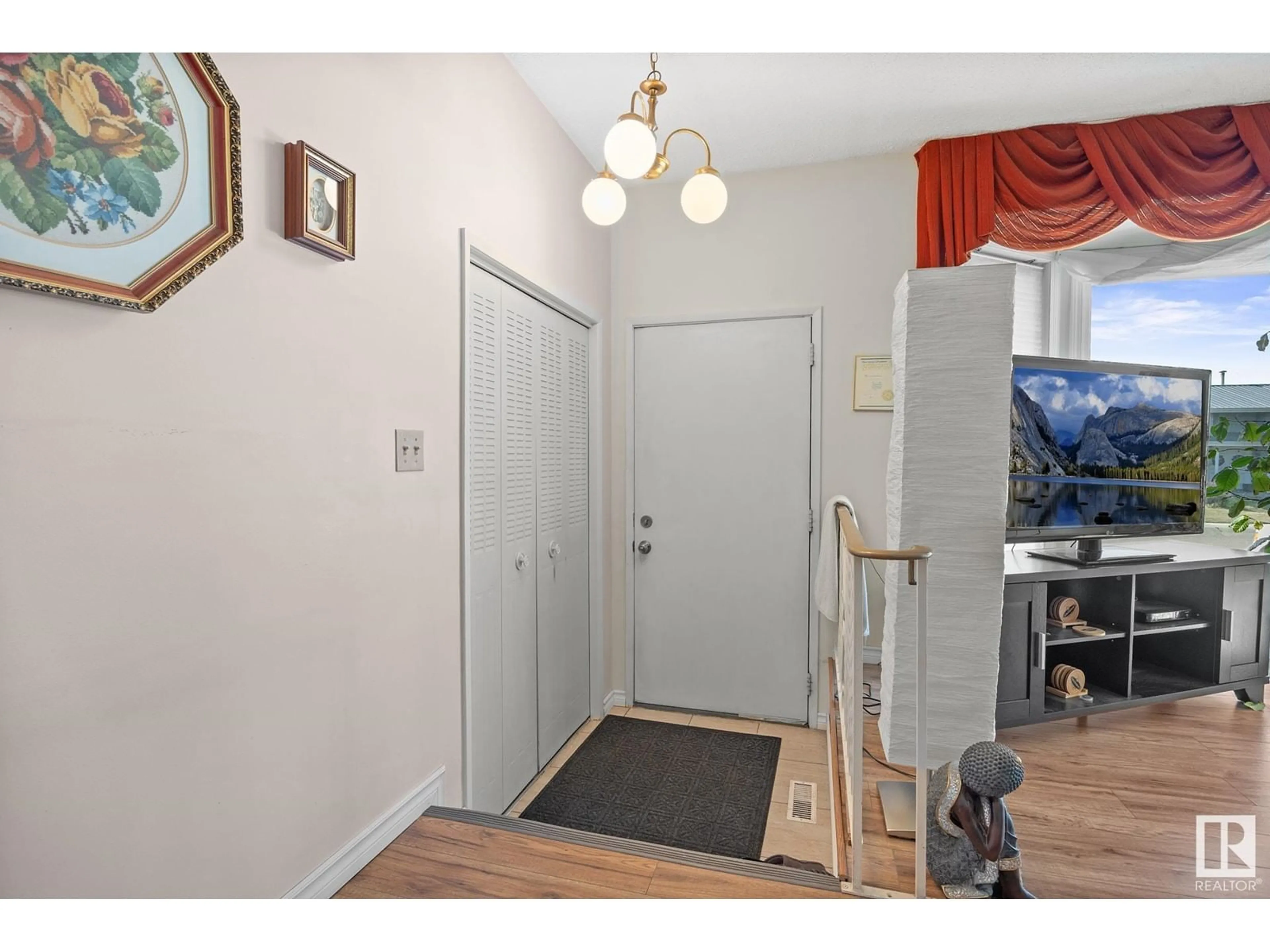Indoor entryway for 4112 136 AV, Edmonton Alberta T5A2W8