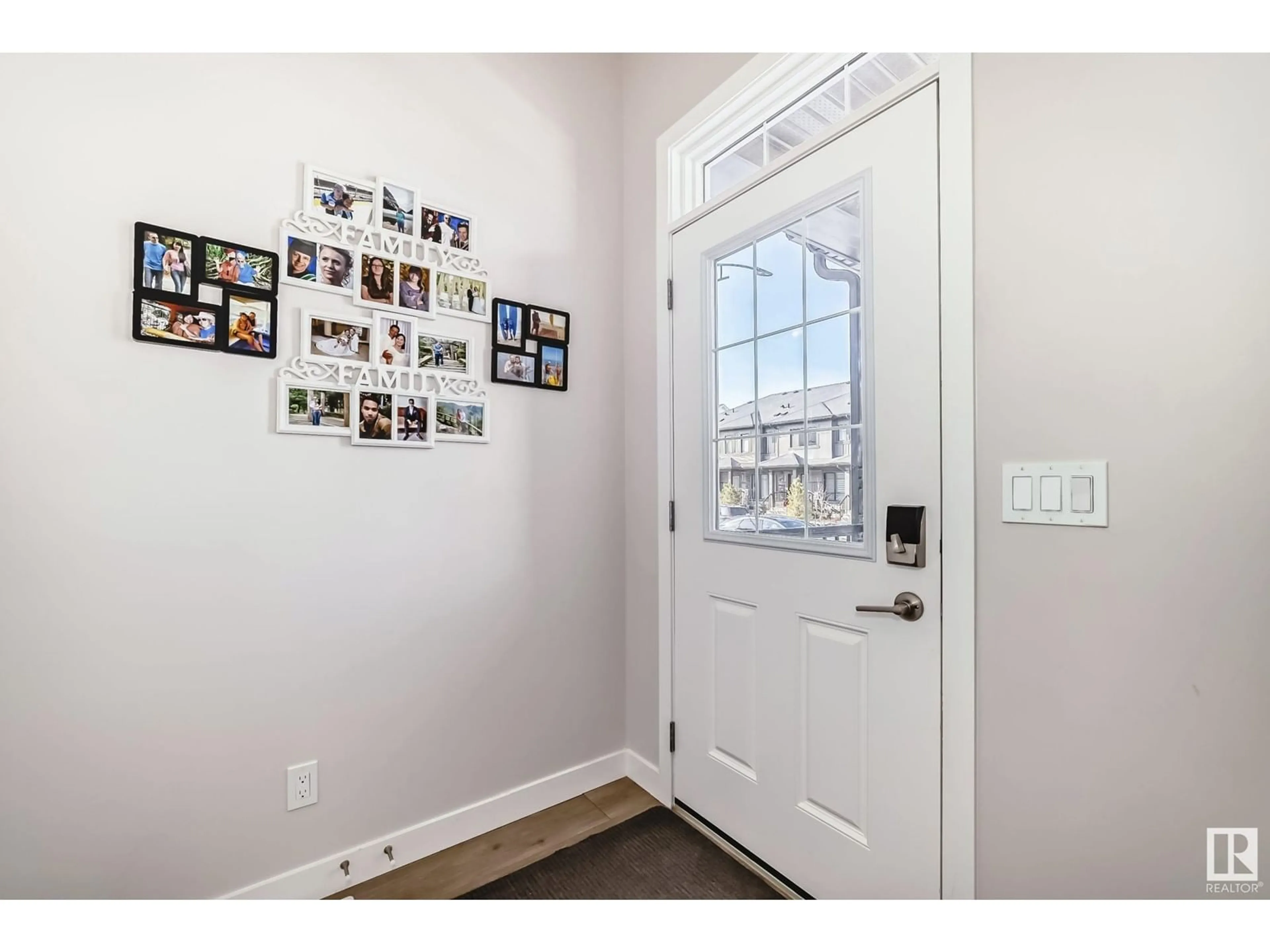 Indoor entryway for LI SW - 5029 KINNEY LINK, Edmonton Alberta T6W5G5