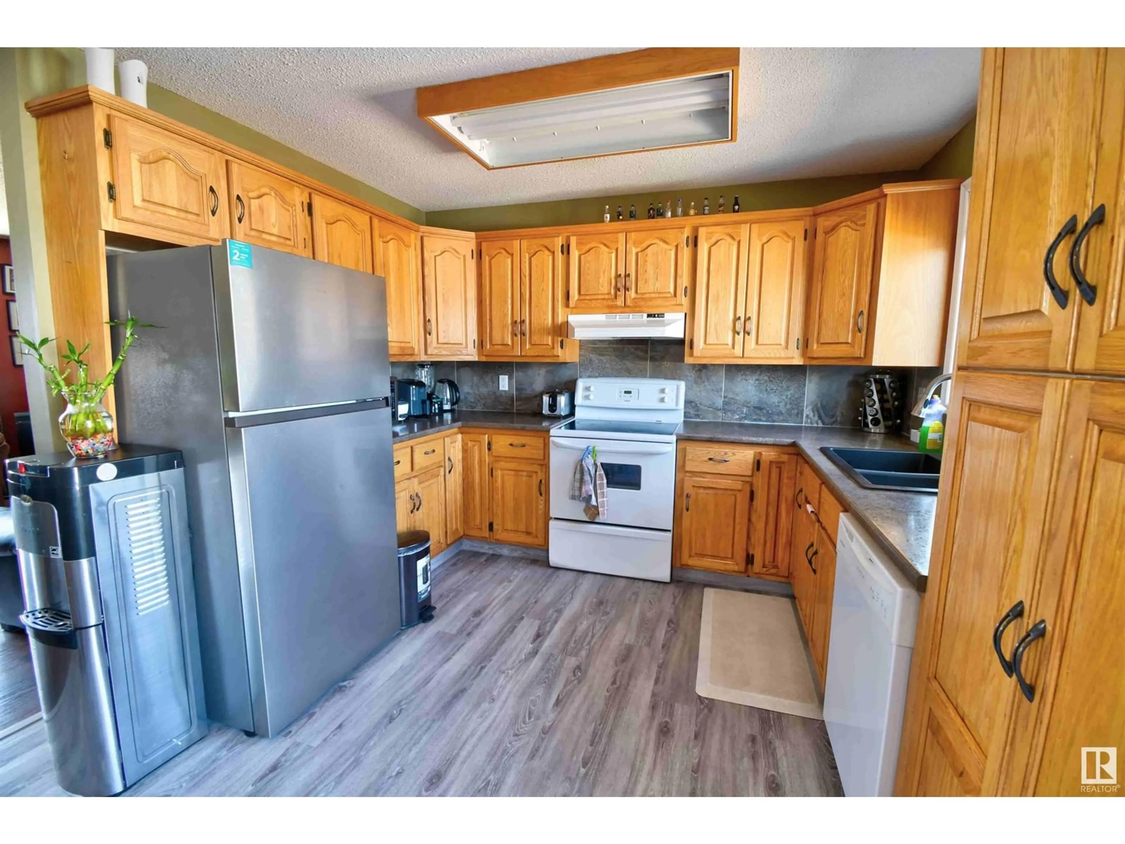 Standard kitchen, wood/laminate floor for 4014A 45 AV, St. Paul Town Alberta T0A3A2
