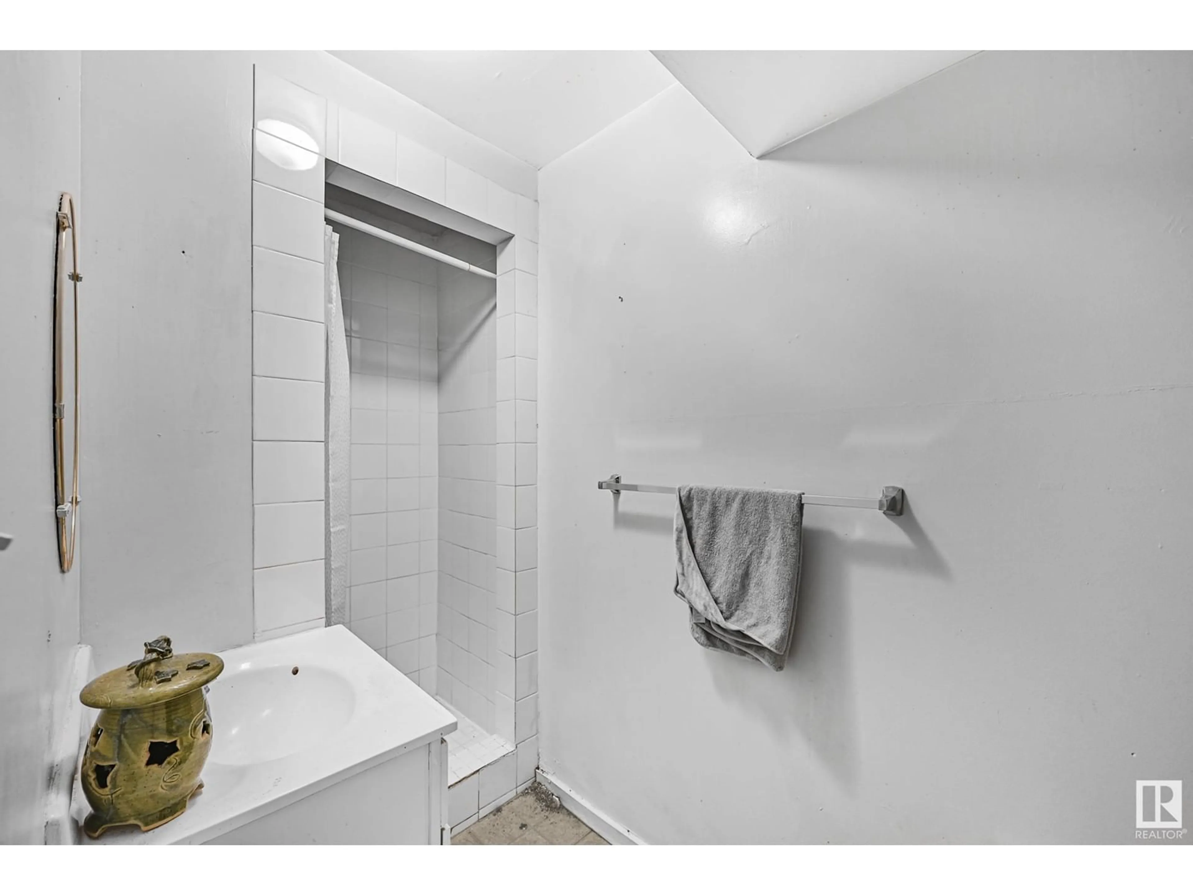 Standard bathroom, ceramic/tile floor for 8217 133A AV, Edmonton Alberta T5E1G1