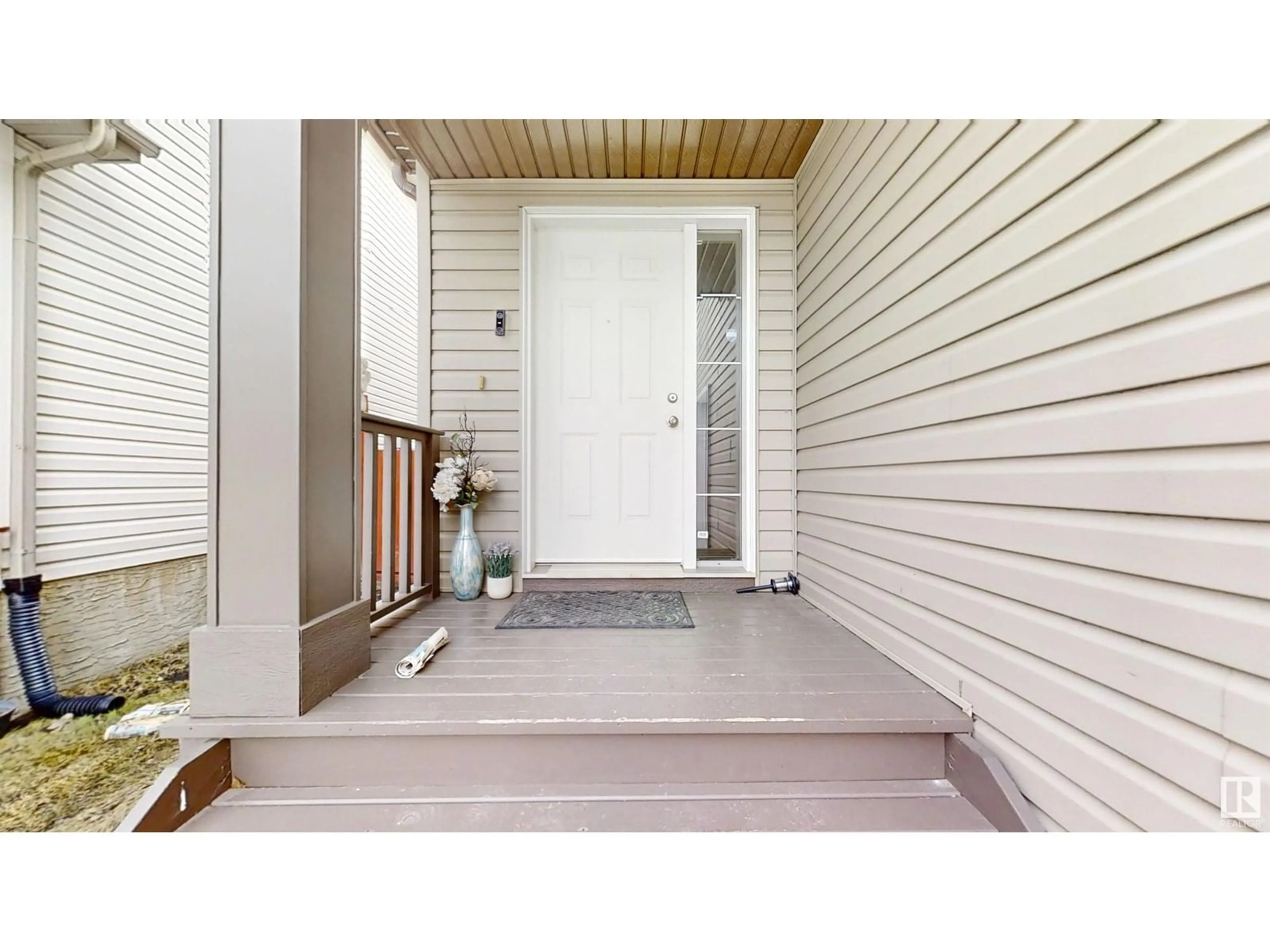 Indoor entryway for 3363 25 AV, Edmonton Alberta T6T1Y4