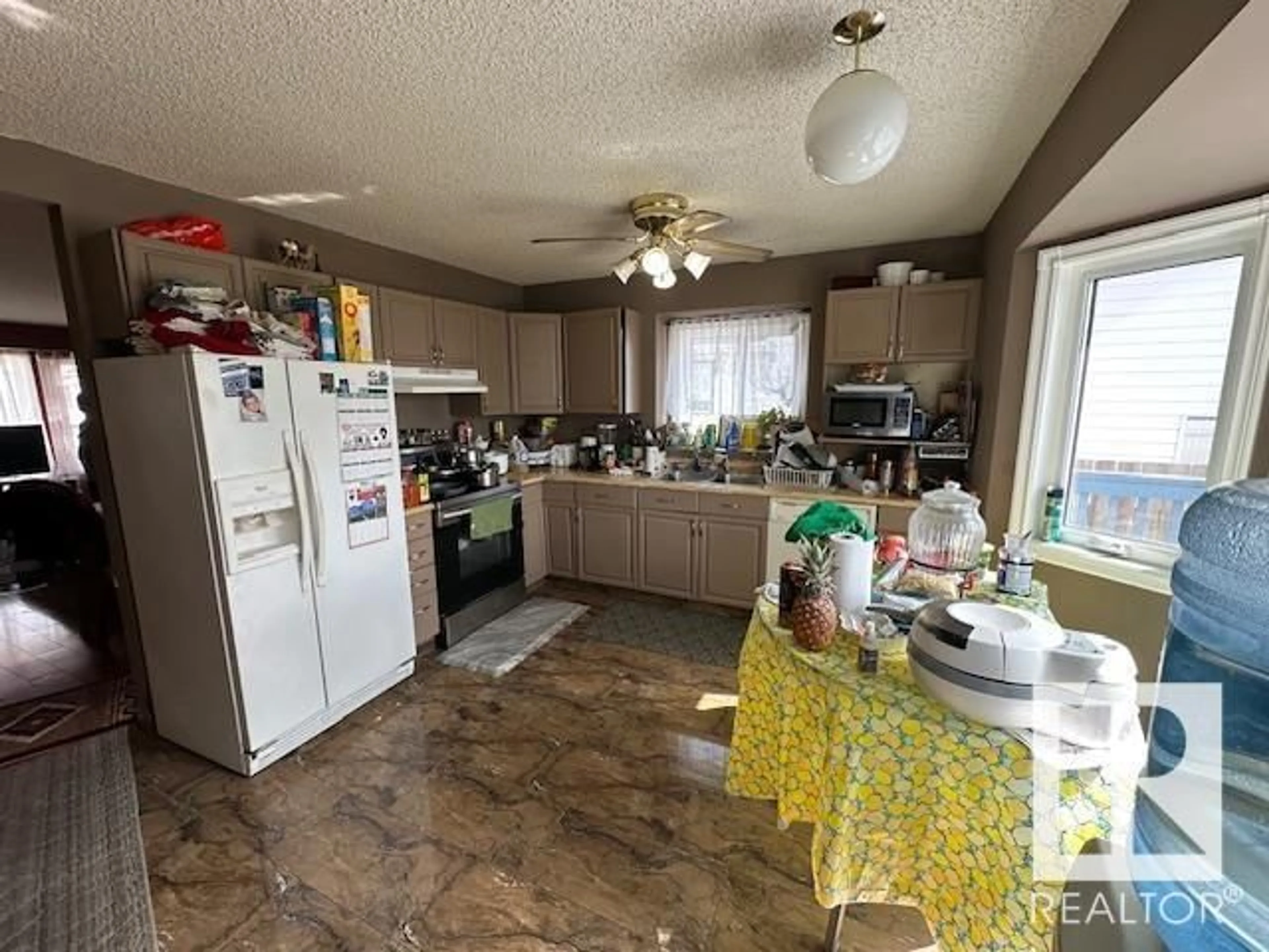 Standard kitchen, unknown for NW - 7807 152B AV, Edmonton Alberta T5C3M4