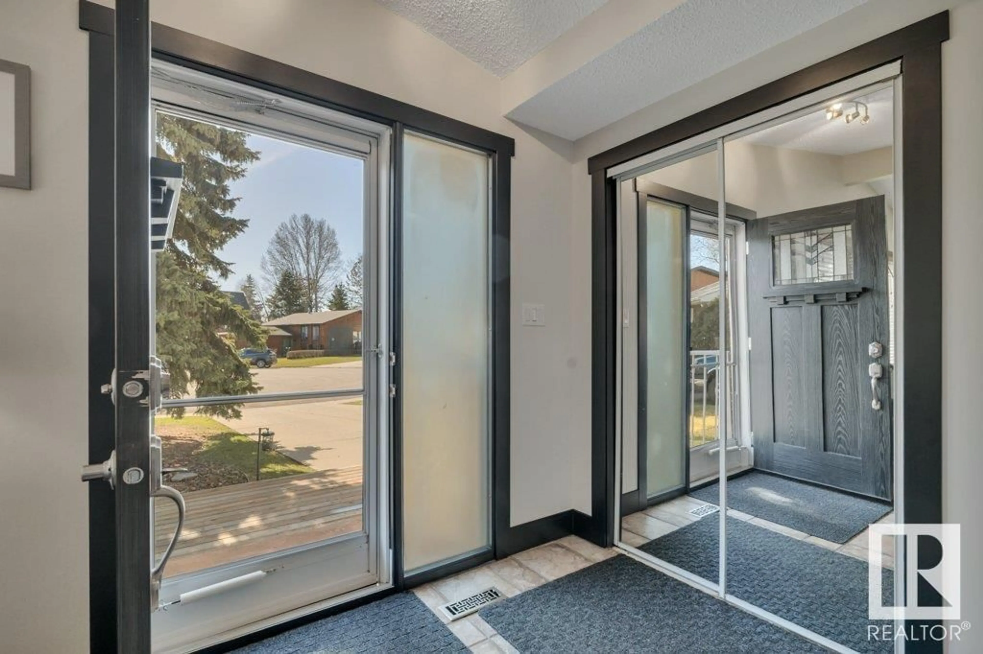 Indoor foyer for 1160 68 ST, Edmonton Alberta T6K3K4