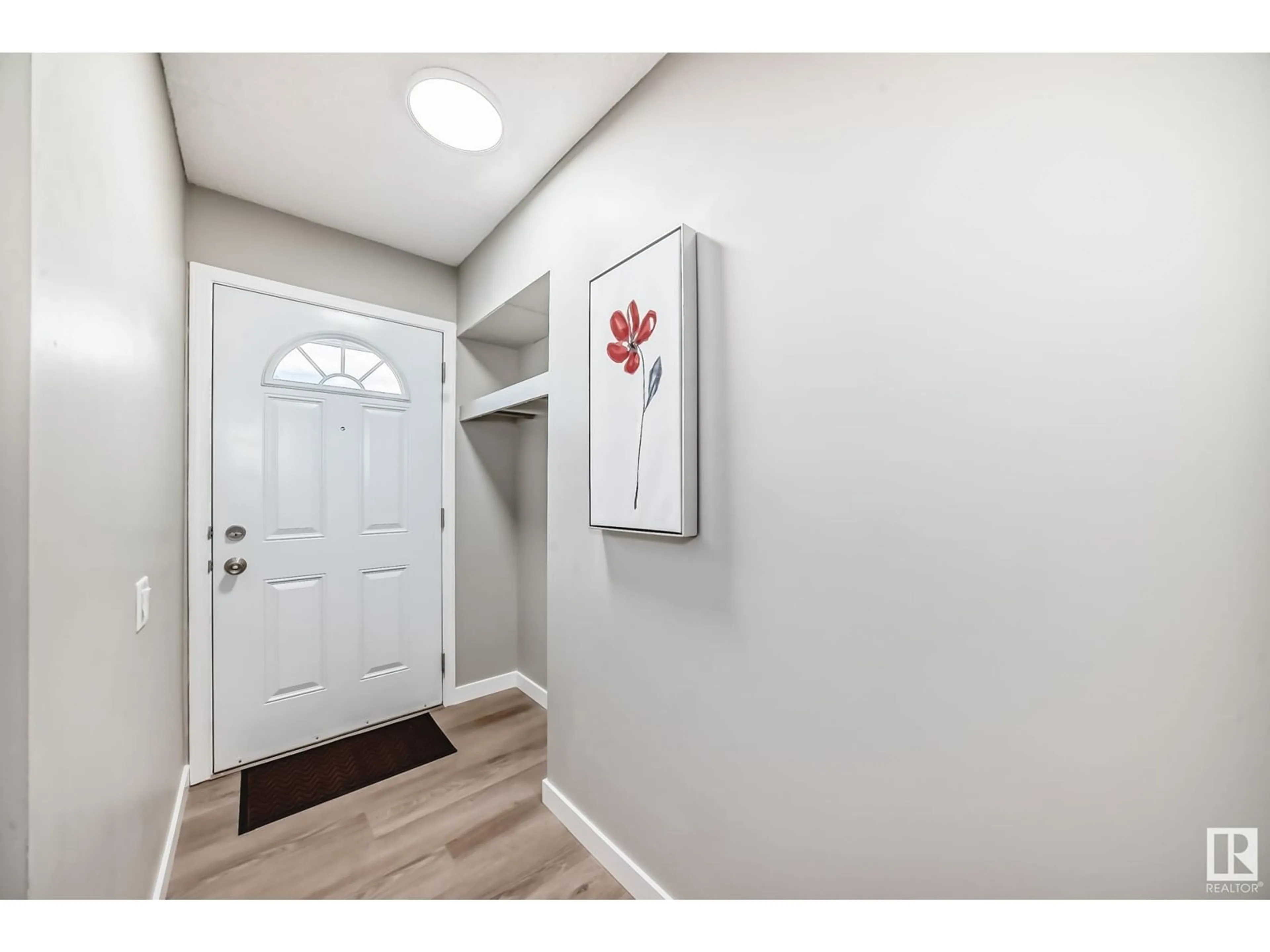 Indoor entryway for 118 MAYFAIR MEWS ME, Edmonton Alberta T5E5R7