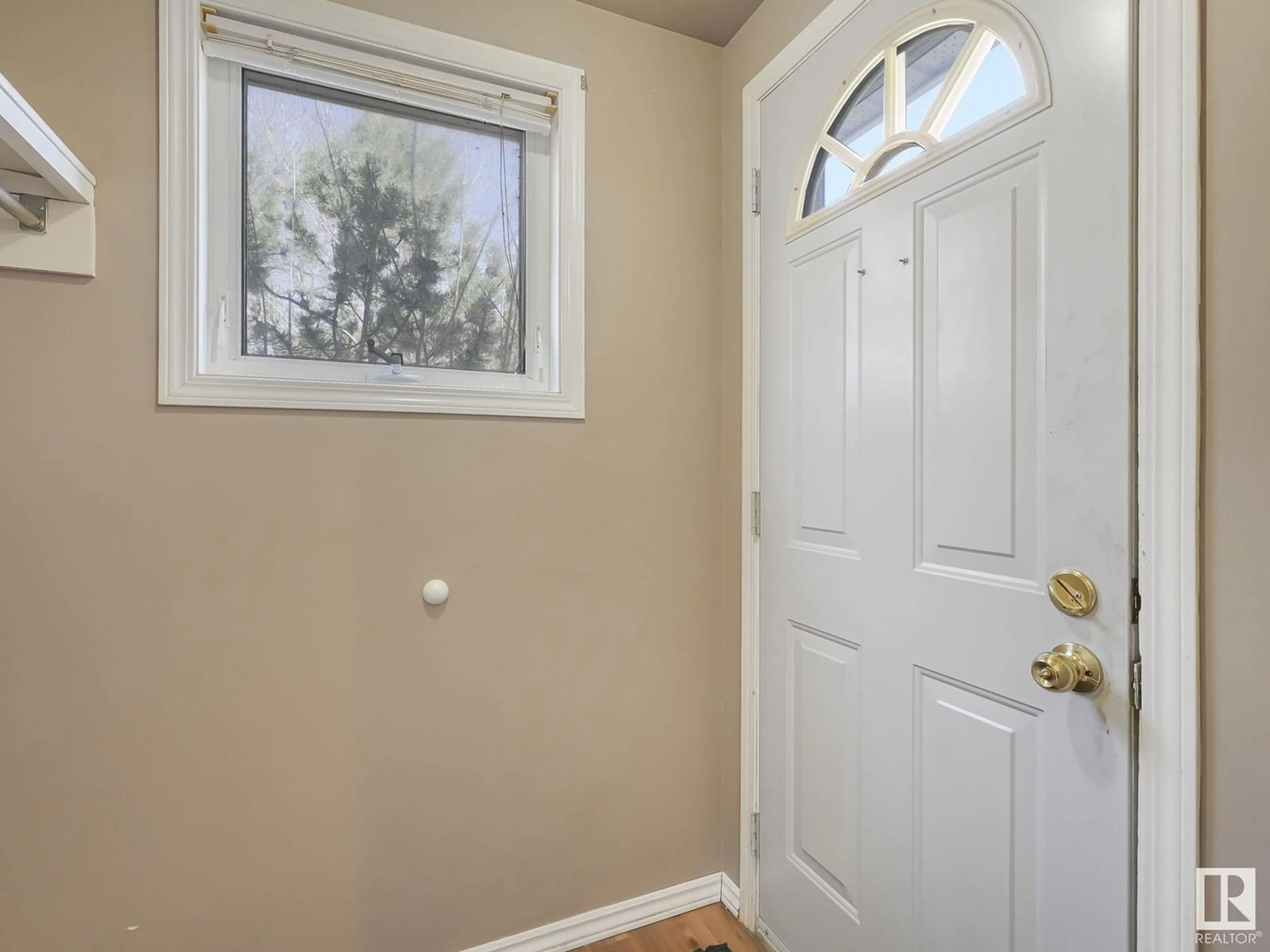 Indoor entryway for 10425 64 AV, Edmonton Alberta T6H1S8