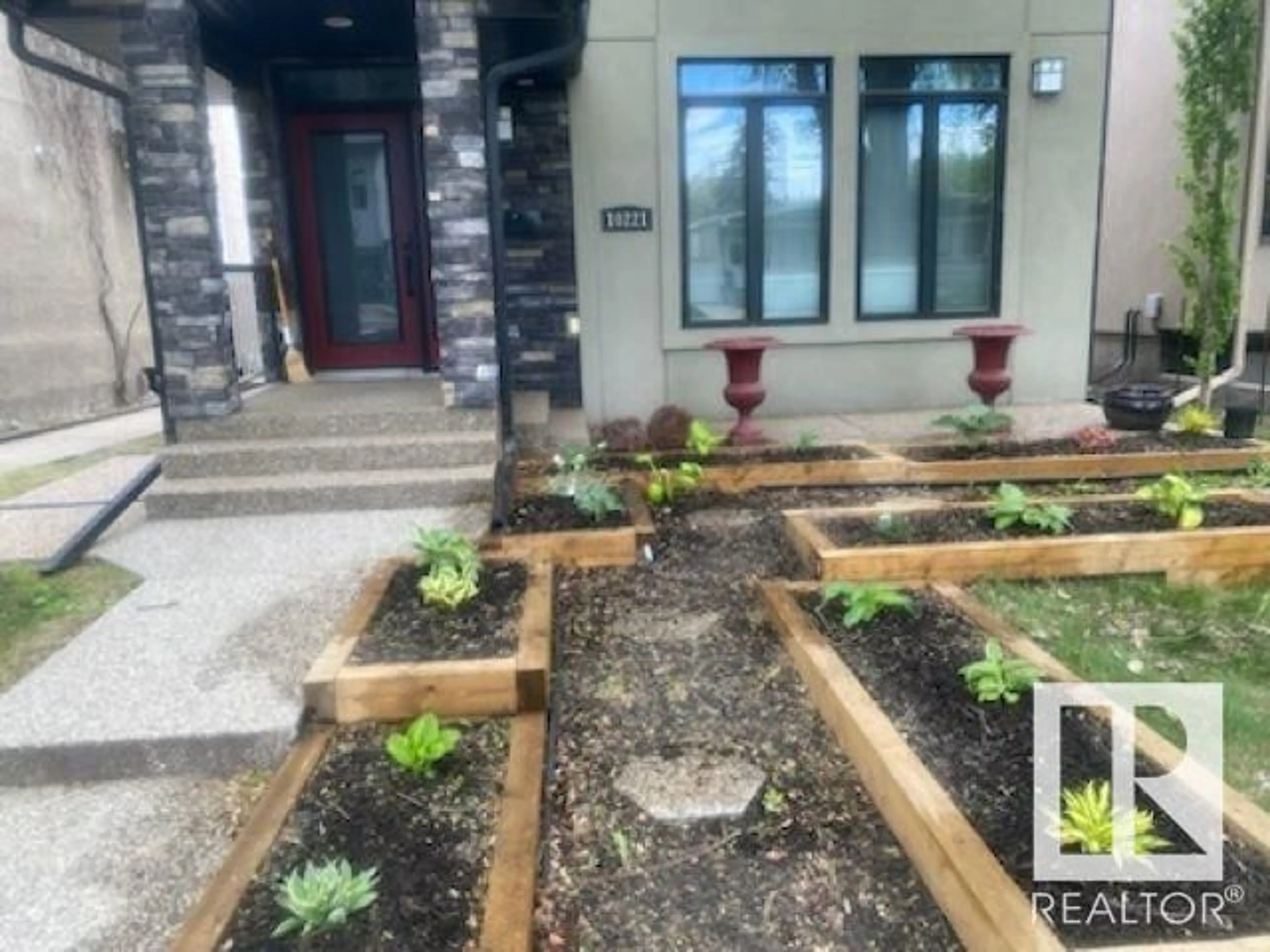 Indoor entryway for 10221 88 ST, Edmonton Alberta T5H1P4