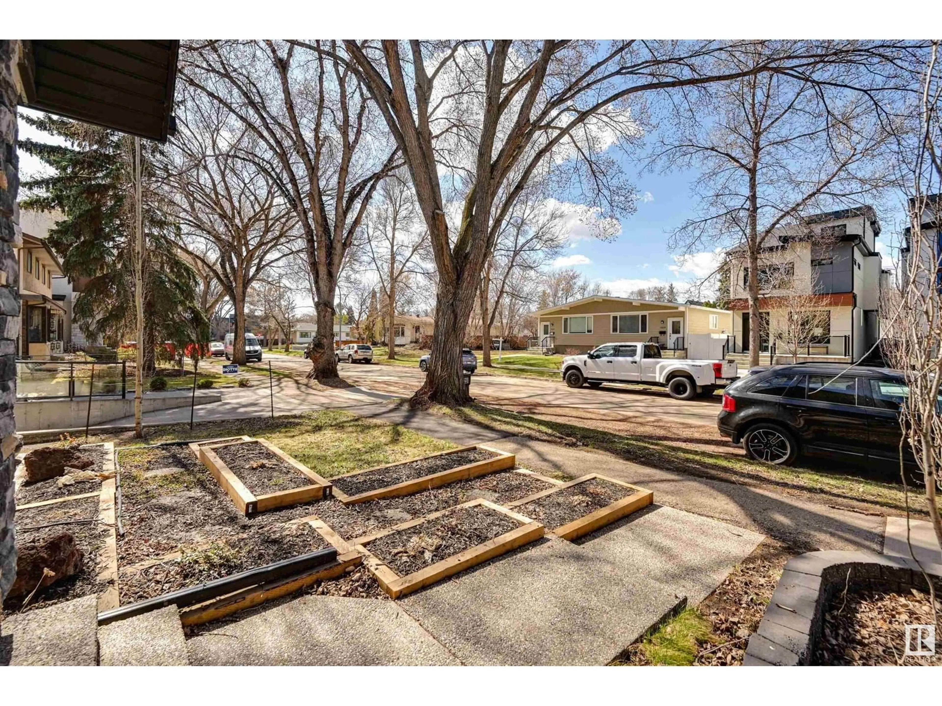 A pic from outside/outdoor area/front of a property/back of a property/a pic from drone, street for 10221 88 ST, Edmonton Alberta T5H1P4