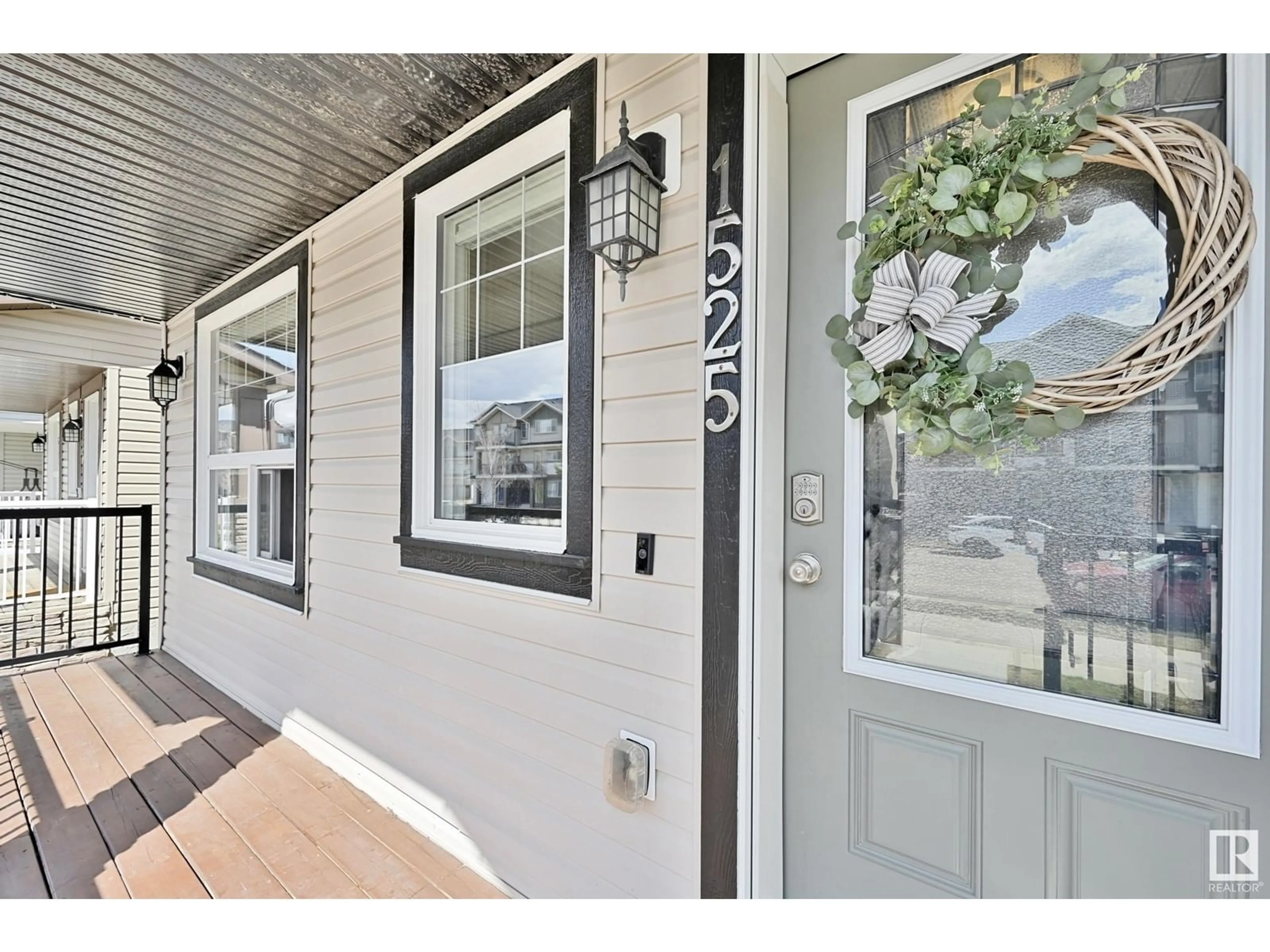Indoor entryway for 1525 TAMARACK BV, Edmonton Alberta T6T2E3