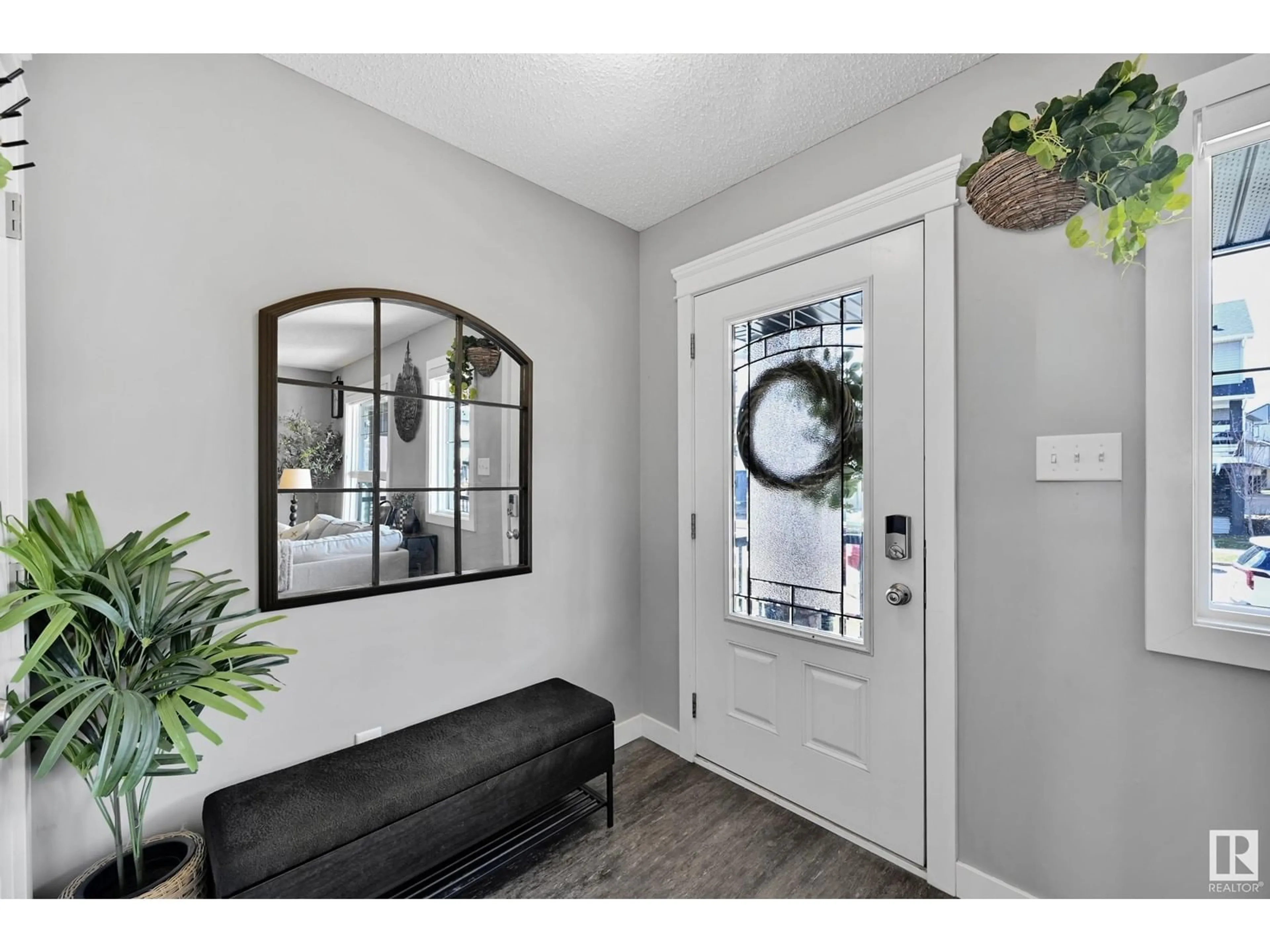 Indoor entryway for 1525 TAMARACK BV, Edmonton Alberta T6T2E3