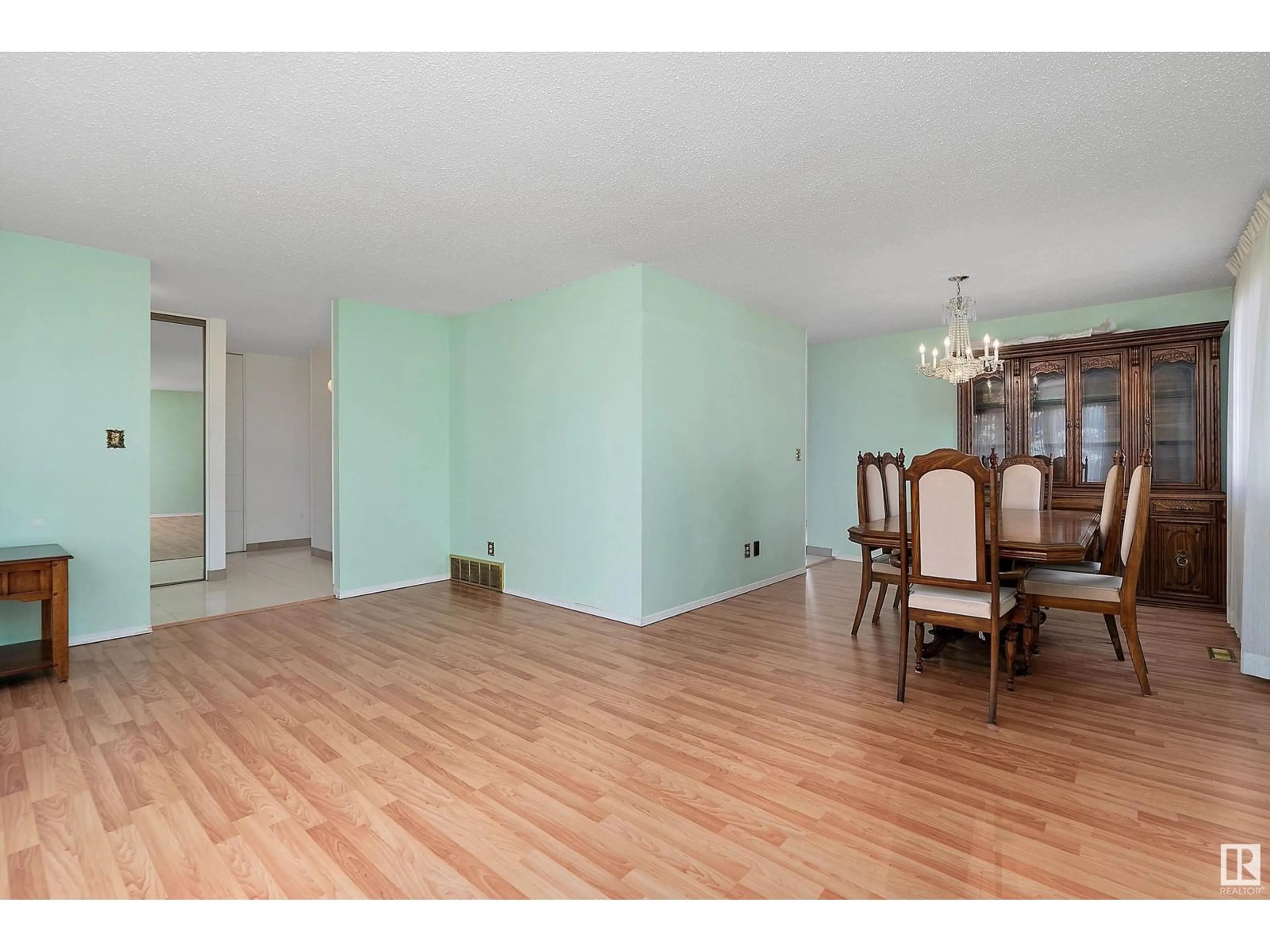 Unknown for 3327 130 AV, Edmonton Alberta T5A3B4