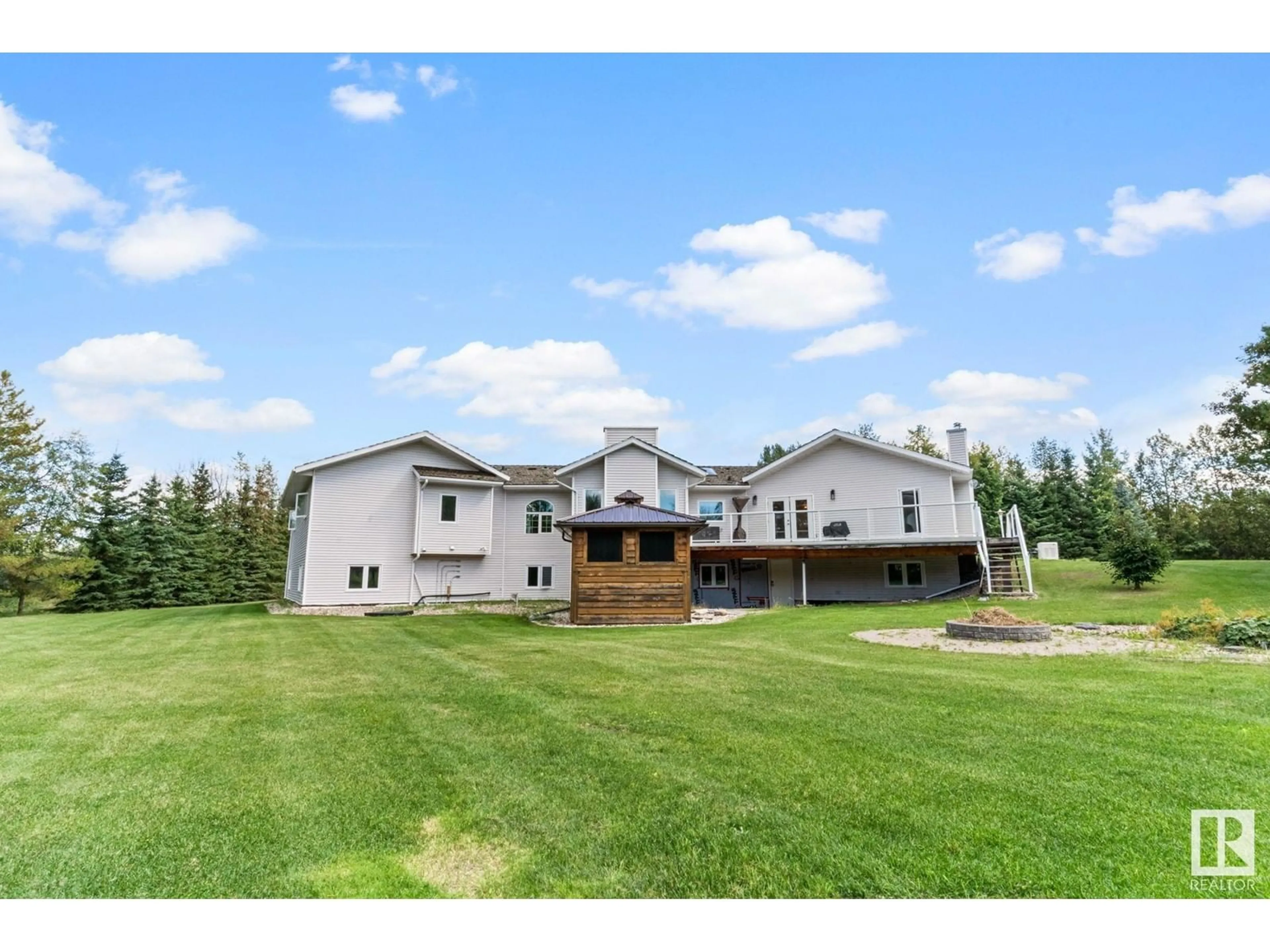 A pic from outside/outdoor area/front of a property/back of a property/a pic from drone, building for 52514 - 277 RGE ROAD 223, Rural Strathcona County Alberta T8A4R5