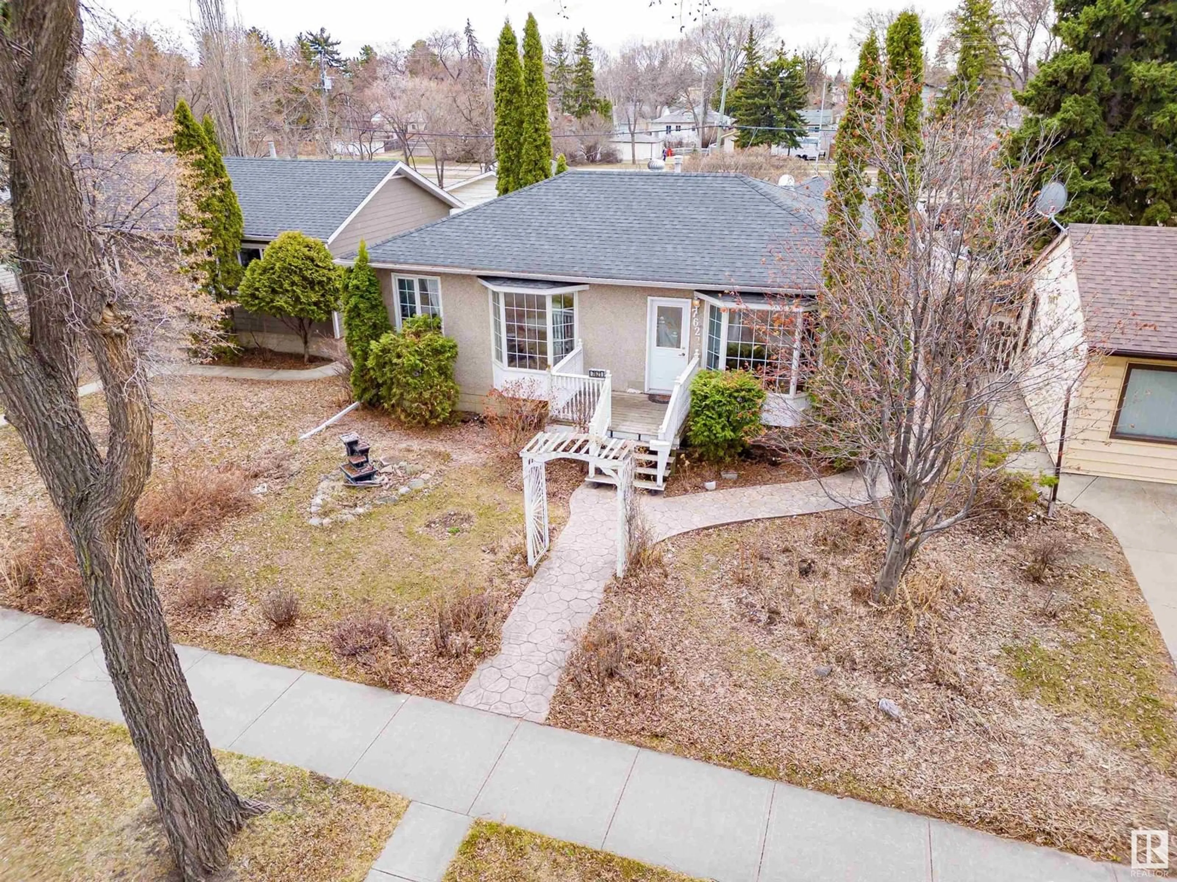 A pic from outside/outdoor area/front of a property/back of a property/a pic from drone, street for 7621 91 AV, Edmonton Alberta T6C1P7