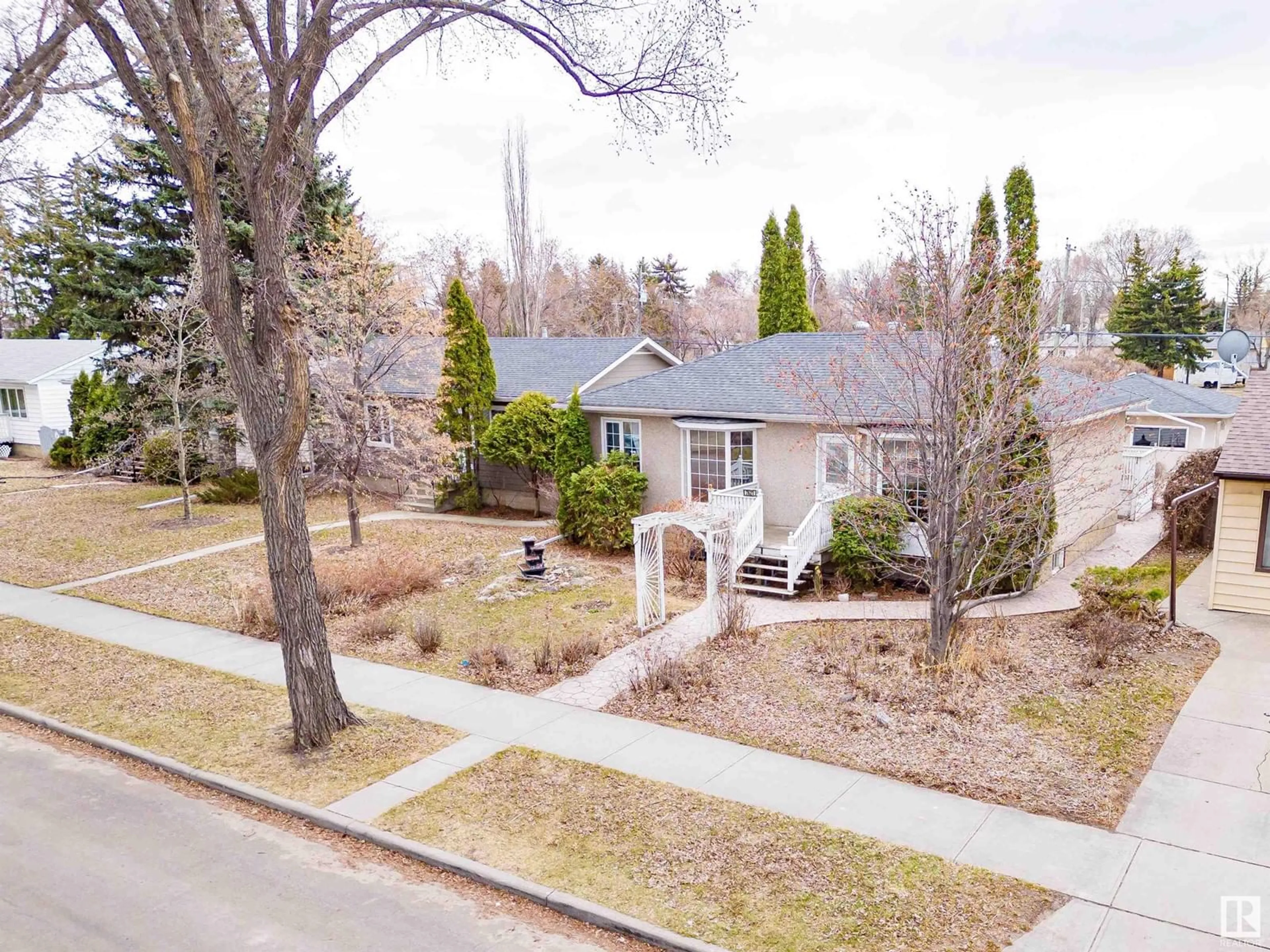 A pic from outside/outdoor area/front of a property/back of a property/a pic from drone, street for 7621 91 AV, Edmonton Alberta T6C1P7