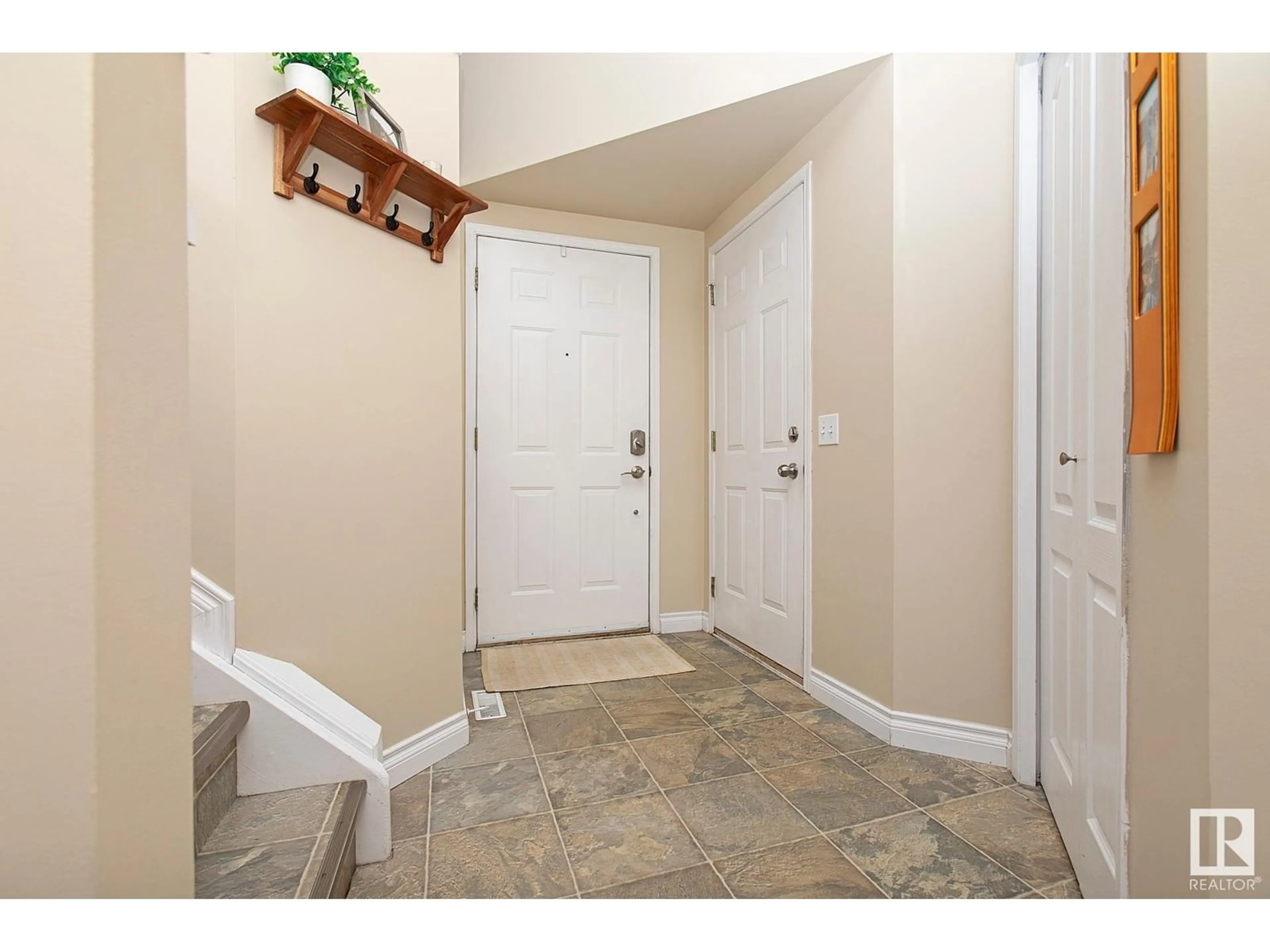 Indoor entryway for 230 RAINBOW CR, Sherwood Park Alberta T8A5Y1