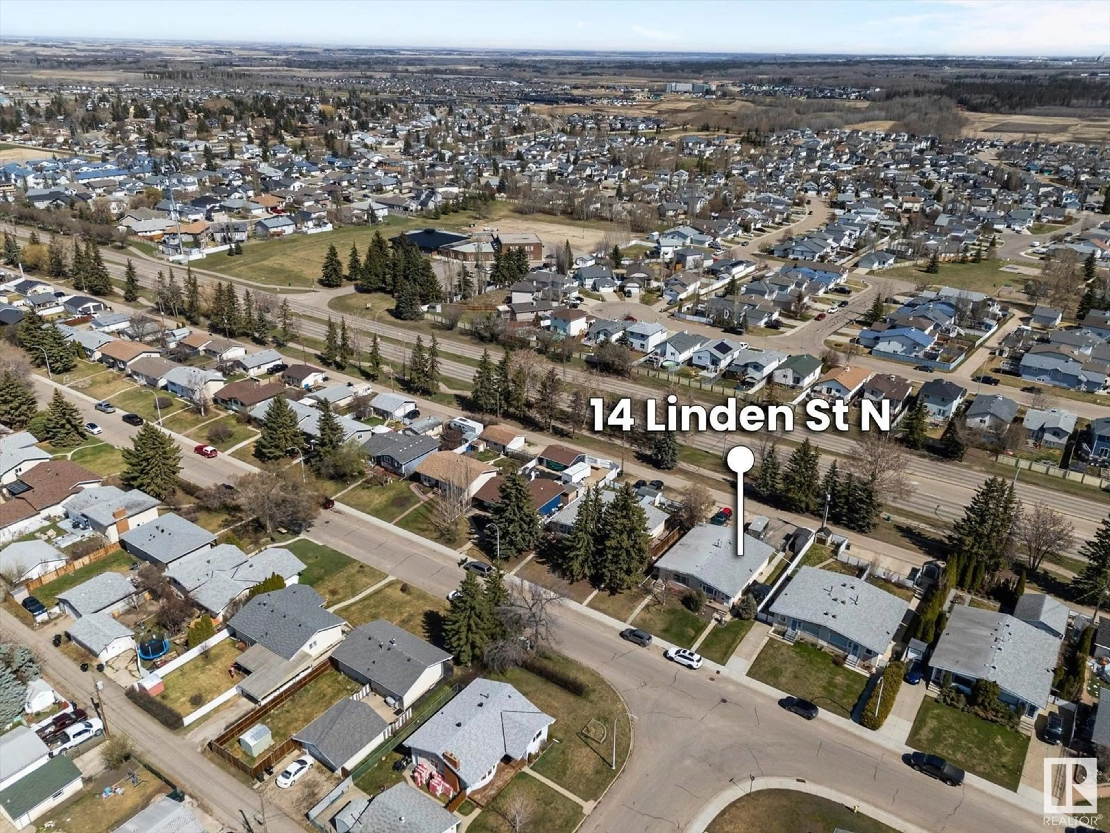 A pic from outside/outdoor area/front of a property/back of a property/a pic from drone, street for 14 LINDEN ST, Spruce Grove Alberta T7X2B9