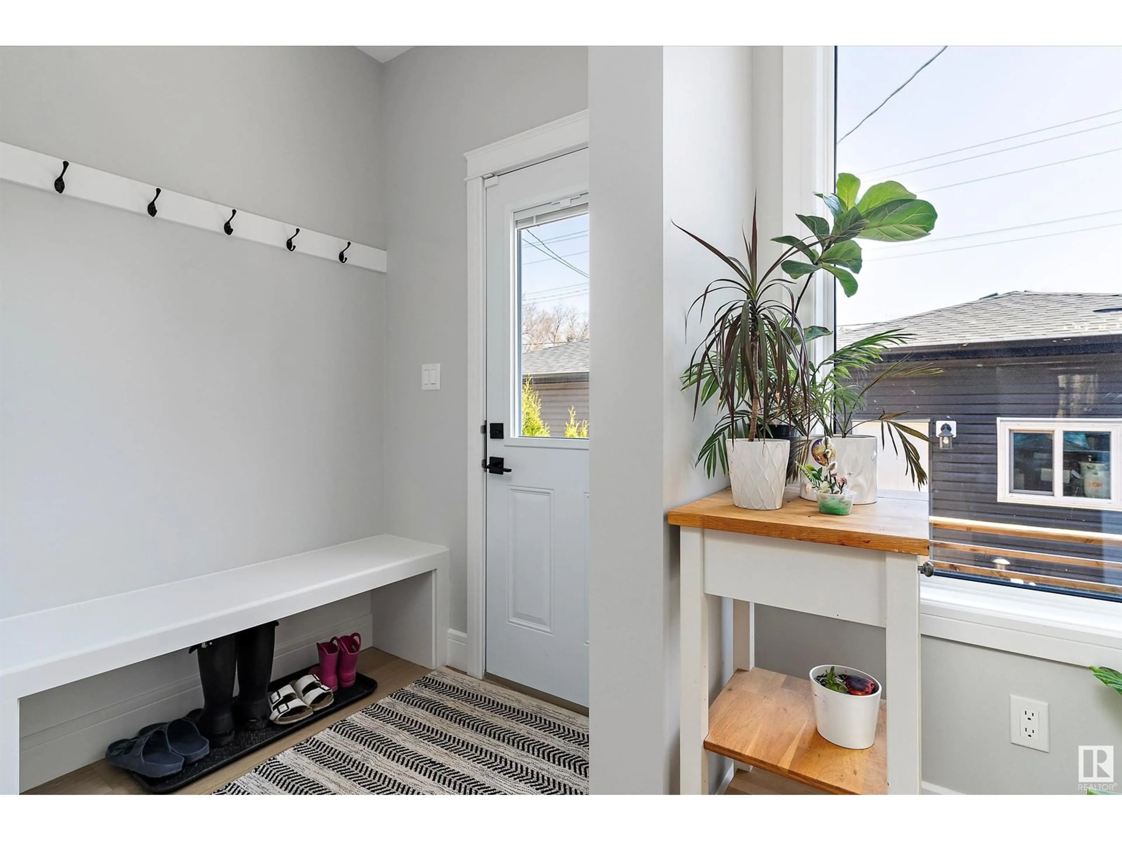 Indoor entryway for 10735 130 ST, Edmonton Alberta T5M0Z1