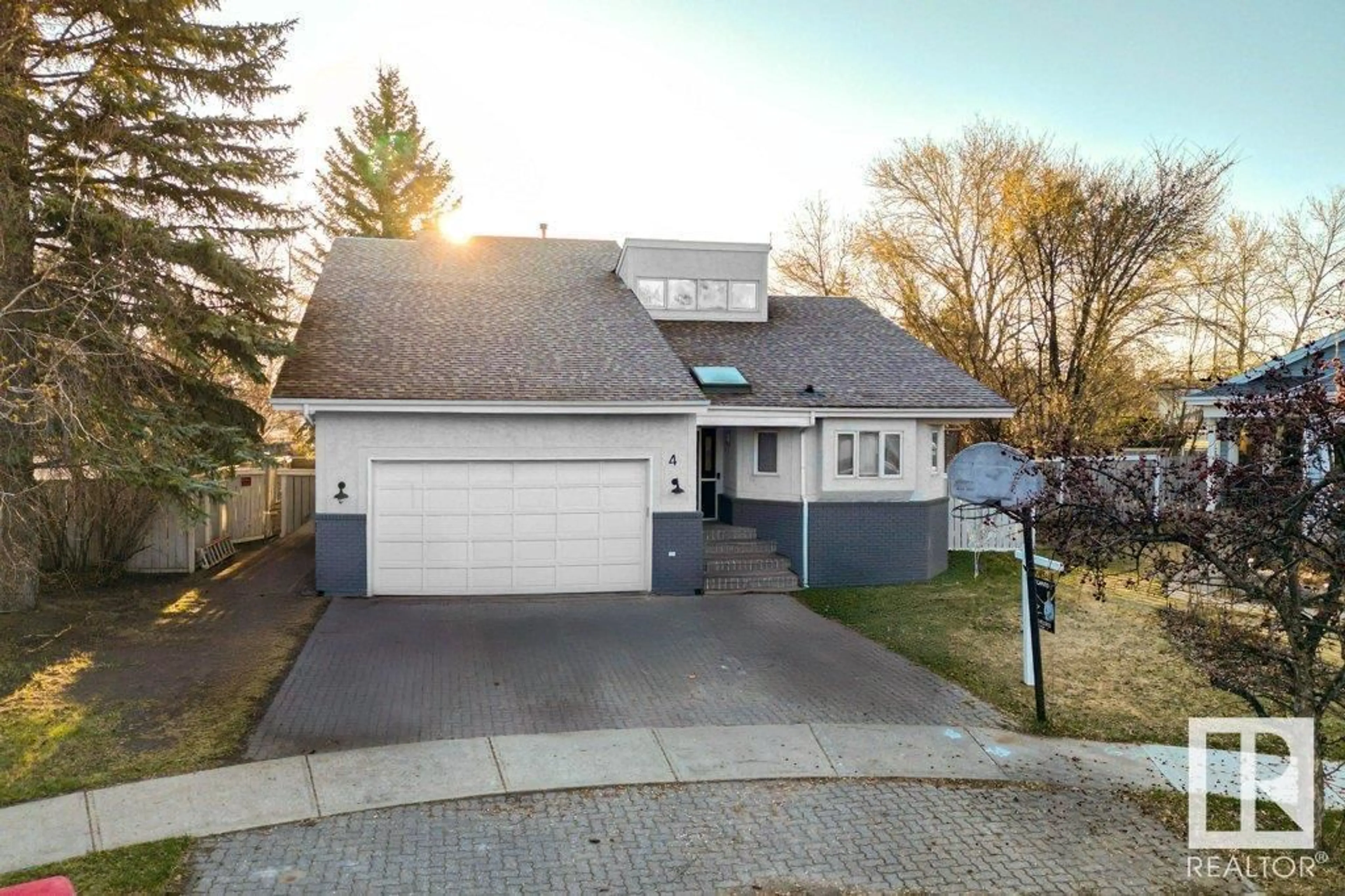 Home with vinyl exterior material, street for 4 DELORME PL, St. Albert Alberta T8N4V8