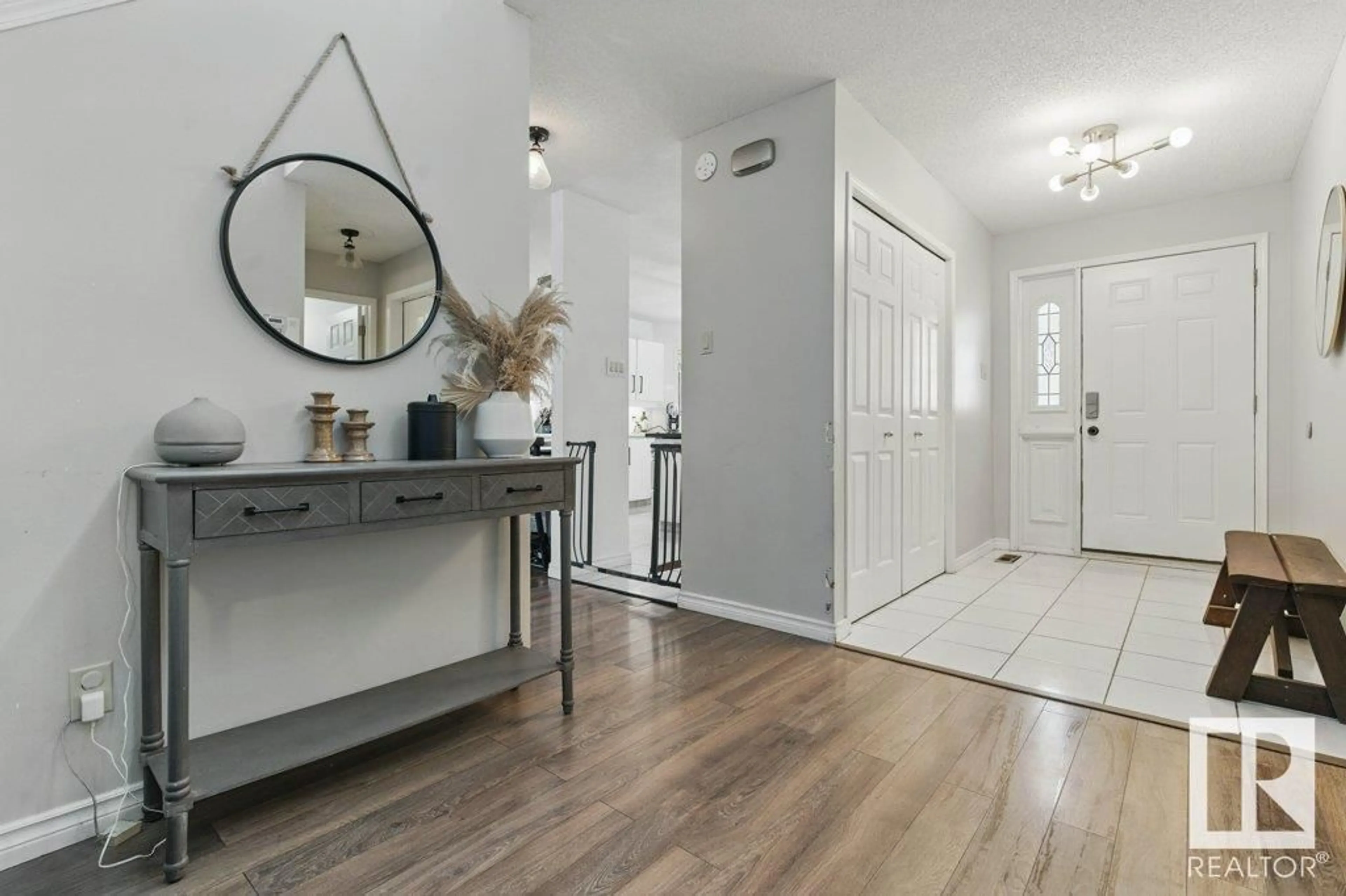 Indoor entryway for 4 DELORME PL, St. Albert Alberta T8N4V8