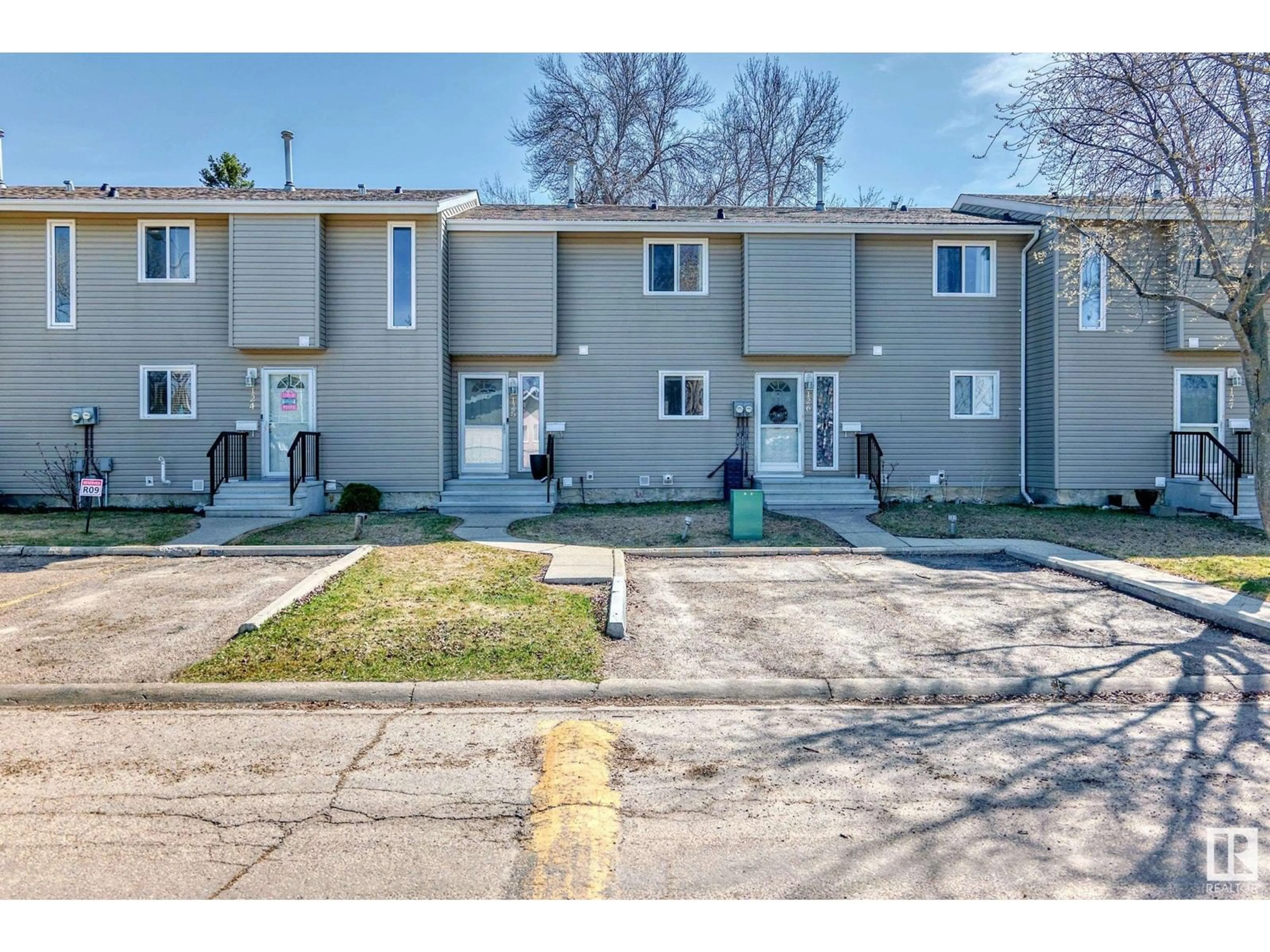 A pic from outside/outdoor area/front of a property/back of a property/a pic from drone, street for 125 BROOKWOOD DR, Spruce Grove Alberta T7X1A6