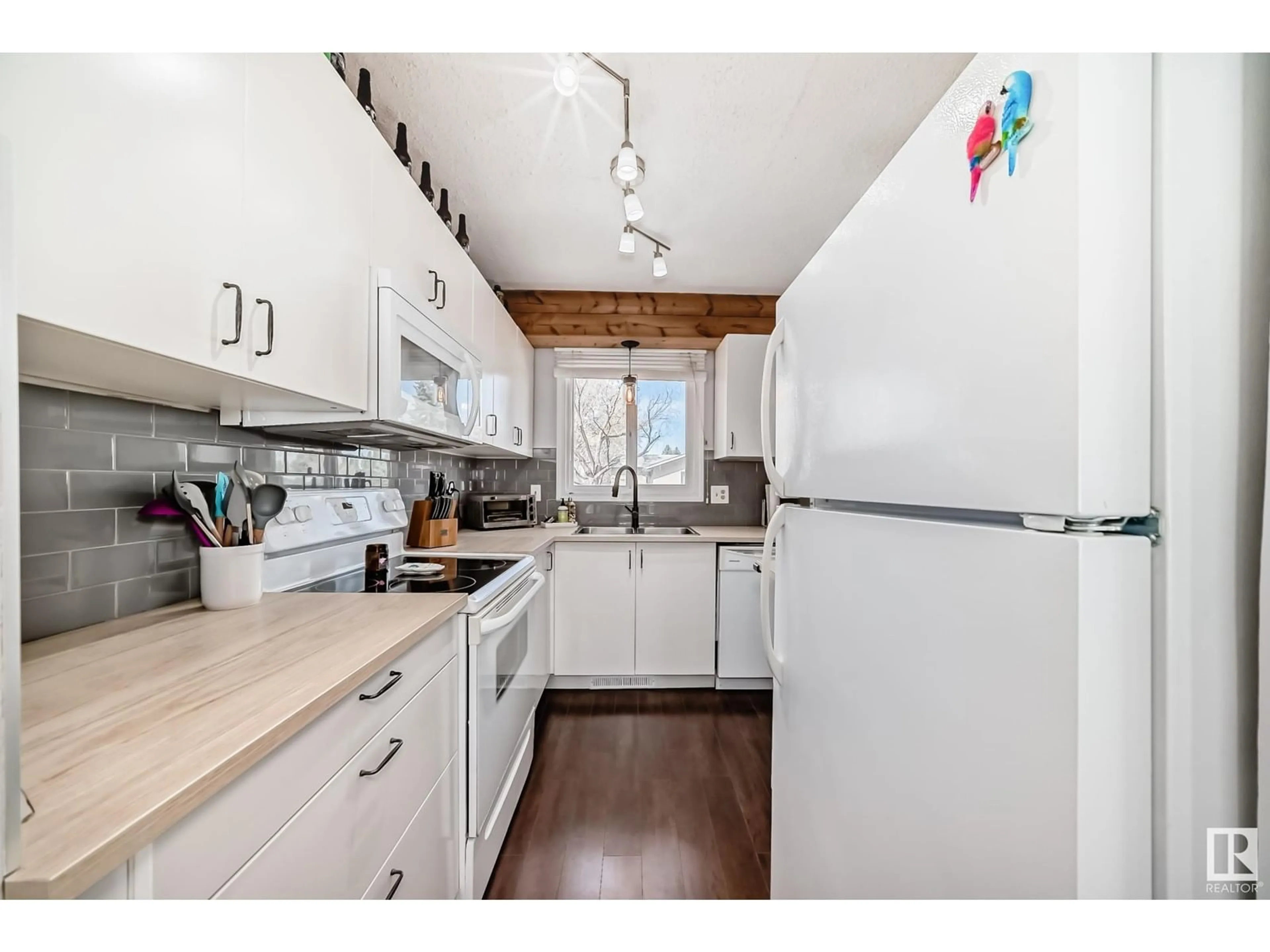 Standard kitchen, wood/laminate floor for 125 BROOKWOOD DR, Spruce Grove Alberta T7X1A6