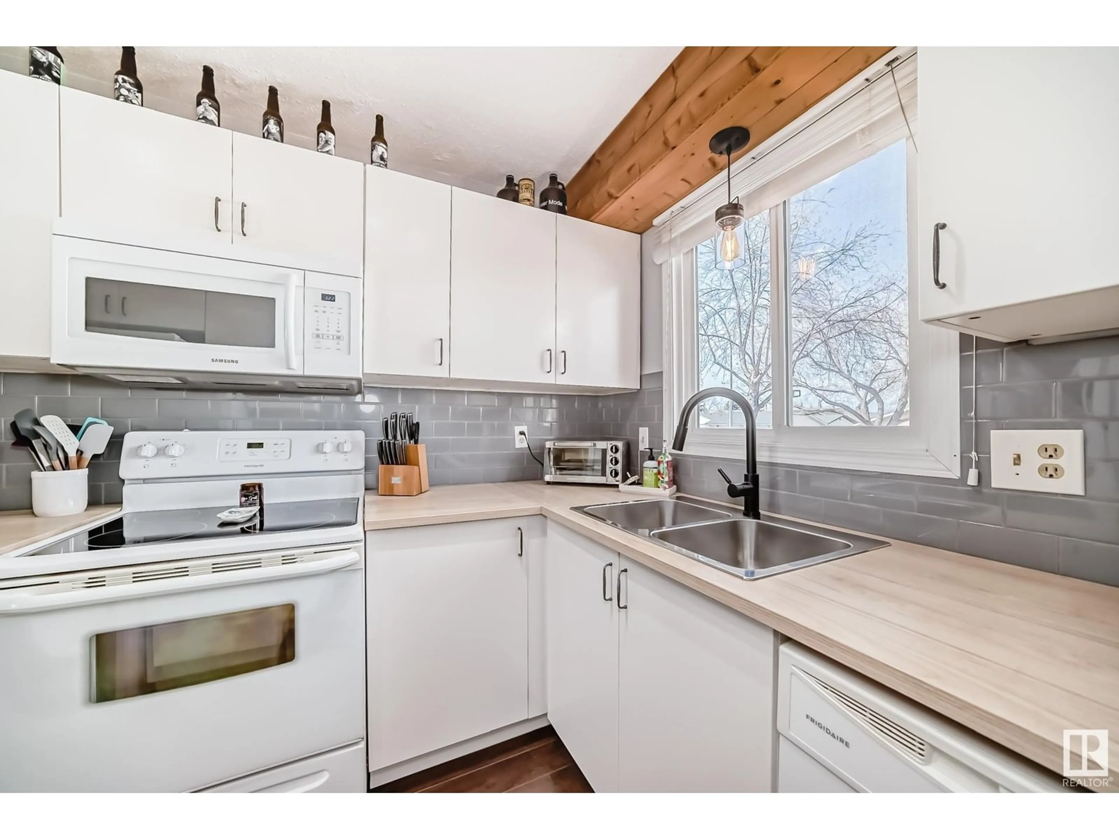 Open concept kitchen, wood/laminate floor for 125 BROOKWOOD DR, Spruce Grove Alberta T7X1A6