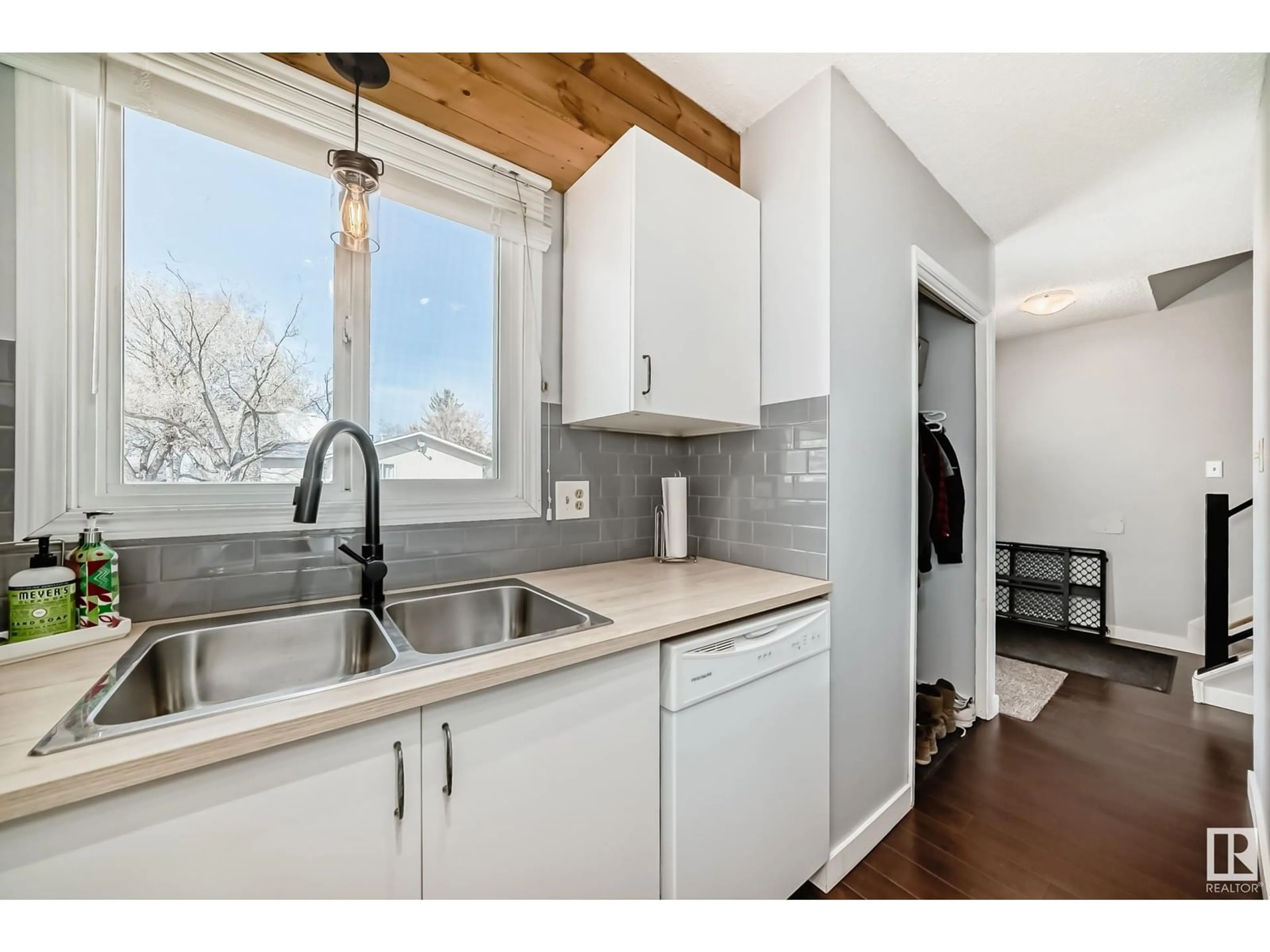 Open concept kitchen, wood/laminate floor for 125 BROOKWOOD DR, Spruce Grove Alberta T7X1A6