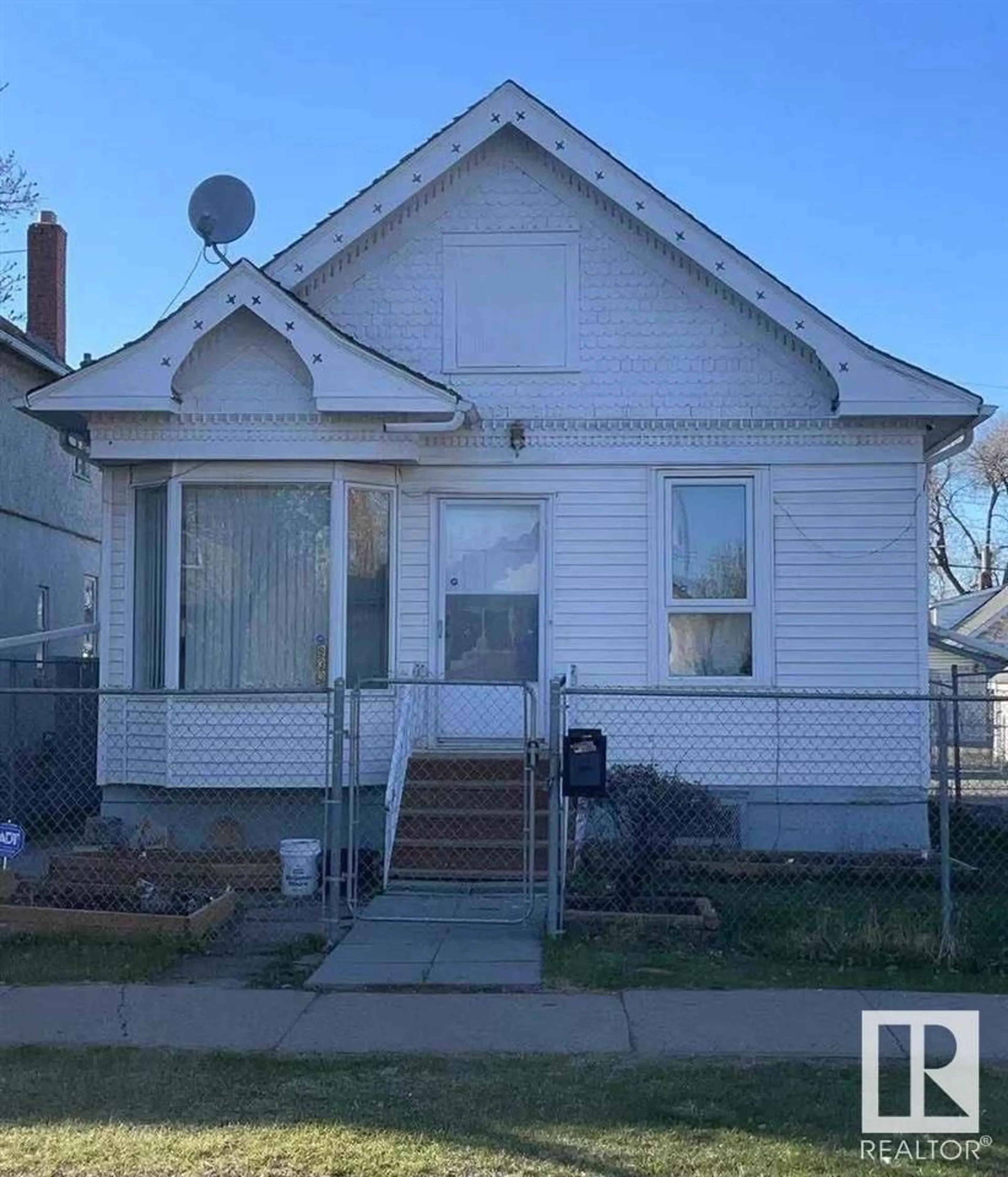 Home with vinyl exterior material, street for 9332 106A AV, Edmonton Alberta T5H0S7