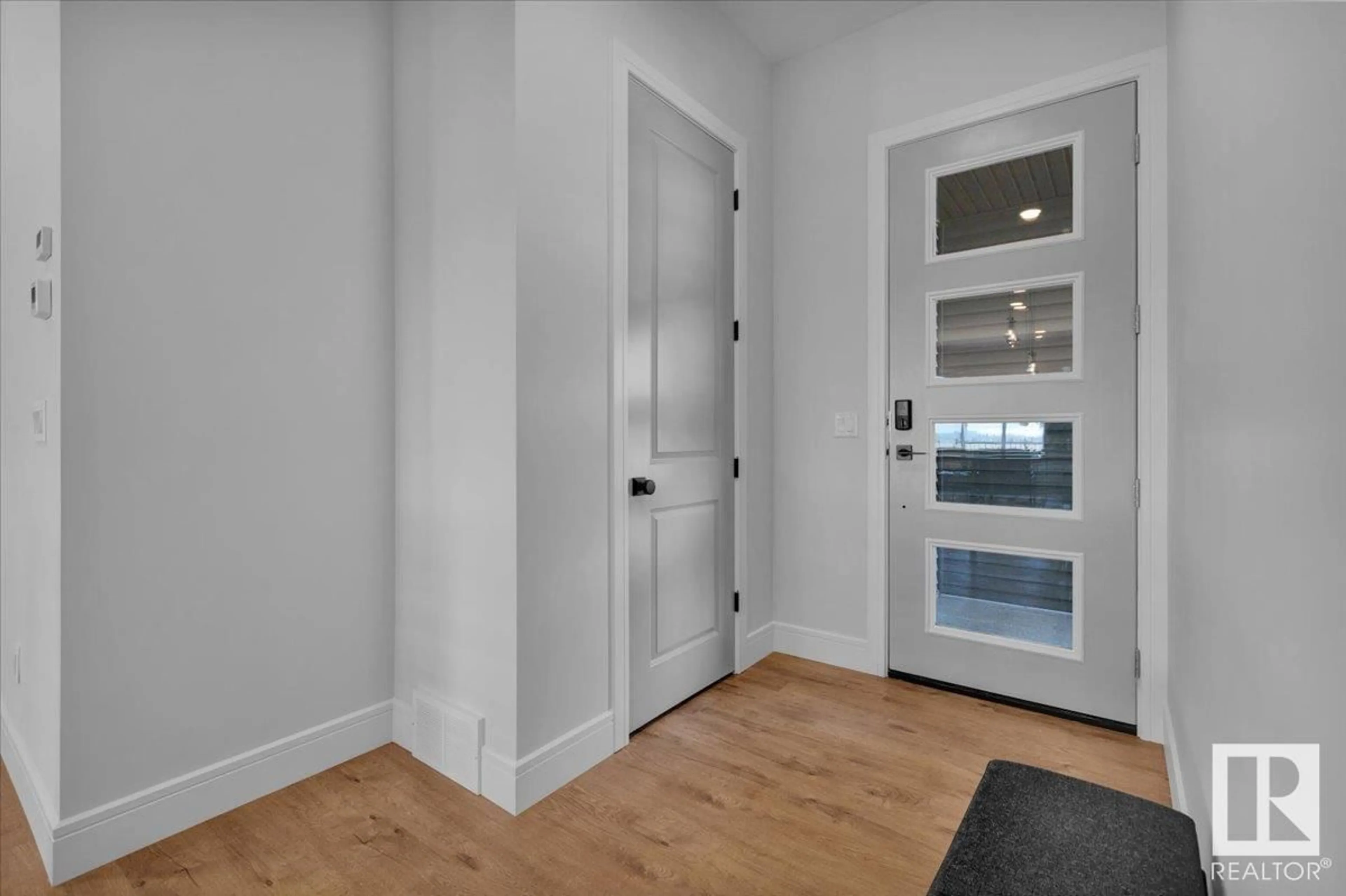 Indoor entryway for 2008 GENESIS LN, Stony Plain Alberta T7Z0G3
