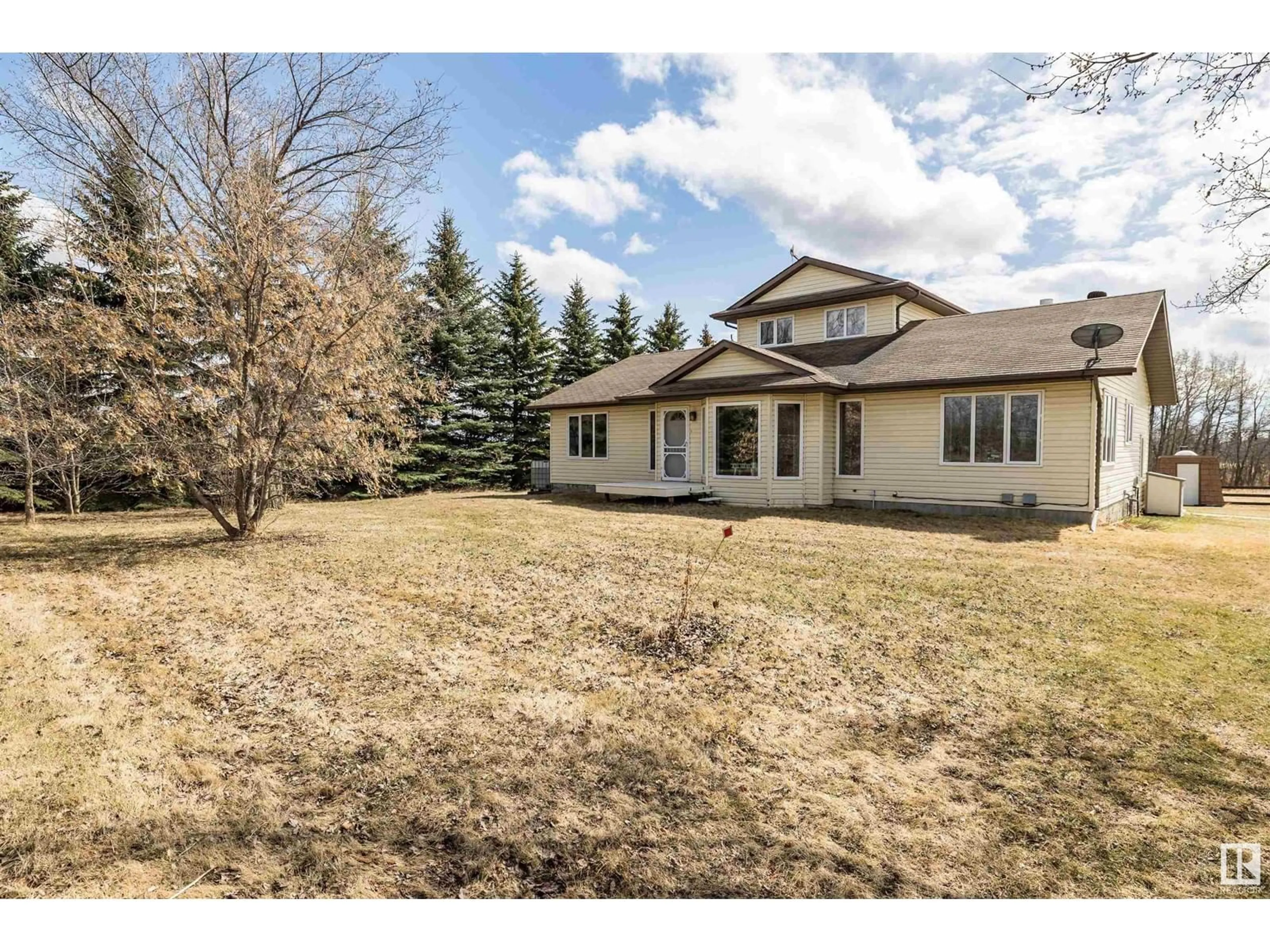 A pic from outside/outdoor area/front of a property/back of a property/a pic from drone, unknown for 25509 TWP RD 544, Rural Sturgeon County Alberta T8T1M7