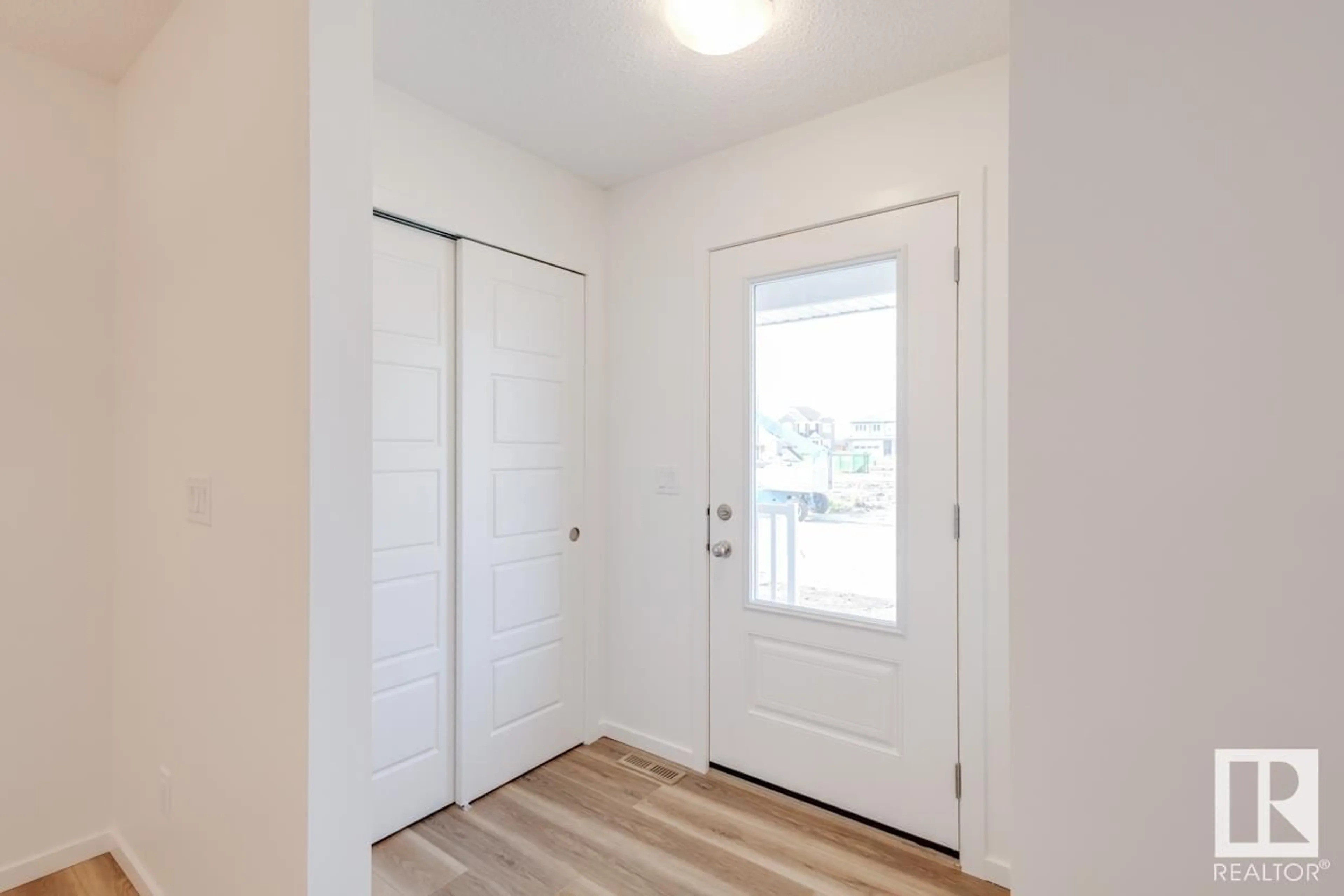 Indoor entryway for 1046 HEARTHSTONE BV, Sherwood Park Alberta T6H5E5