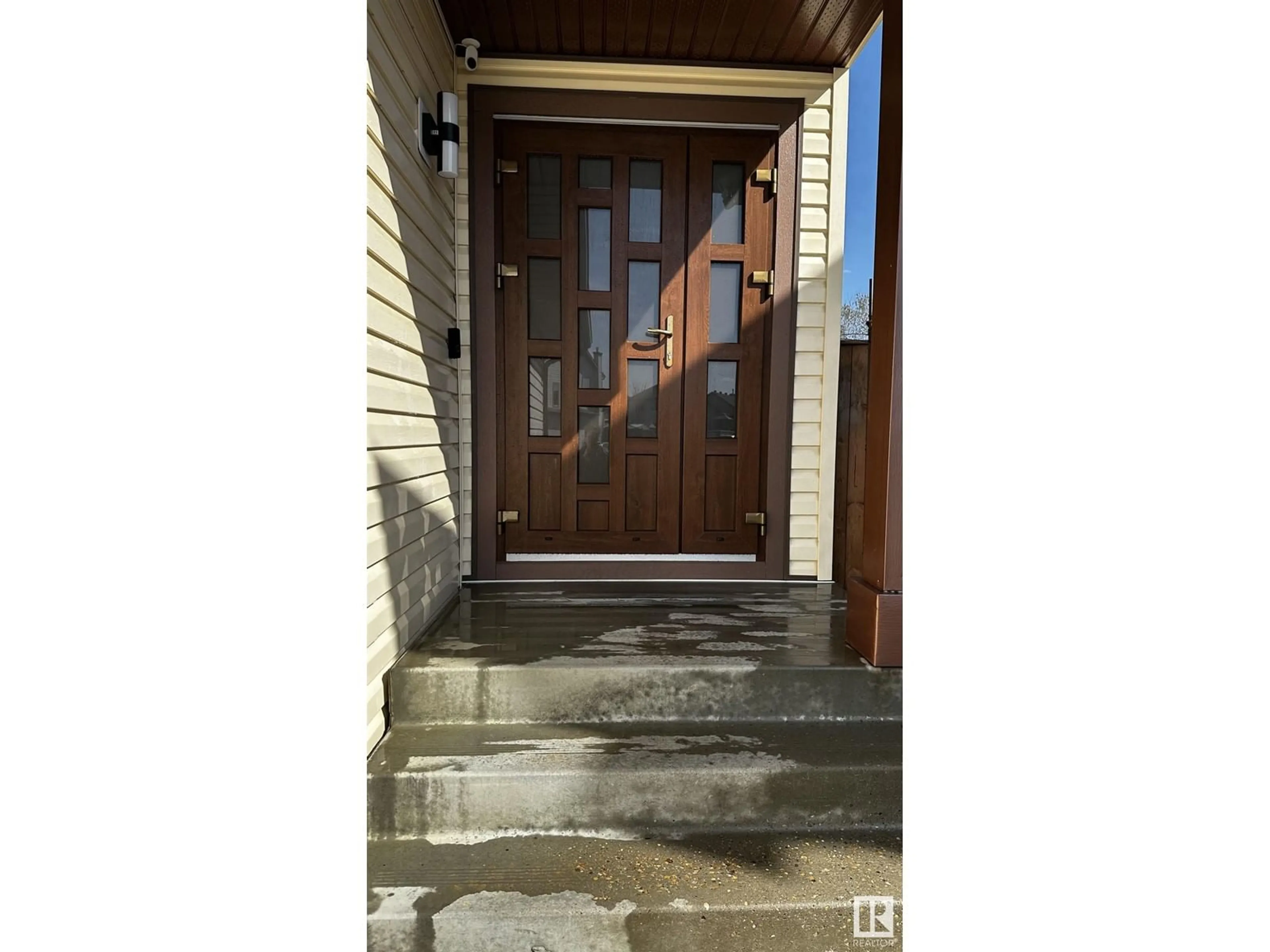 Indoor entryway for 13705 37 ST NW, Edmonton Alberta T5Y3G7