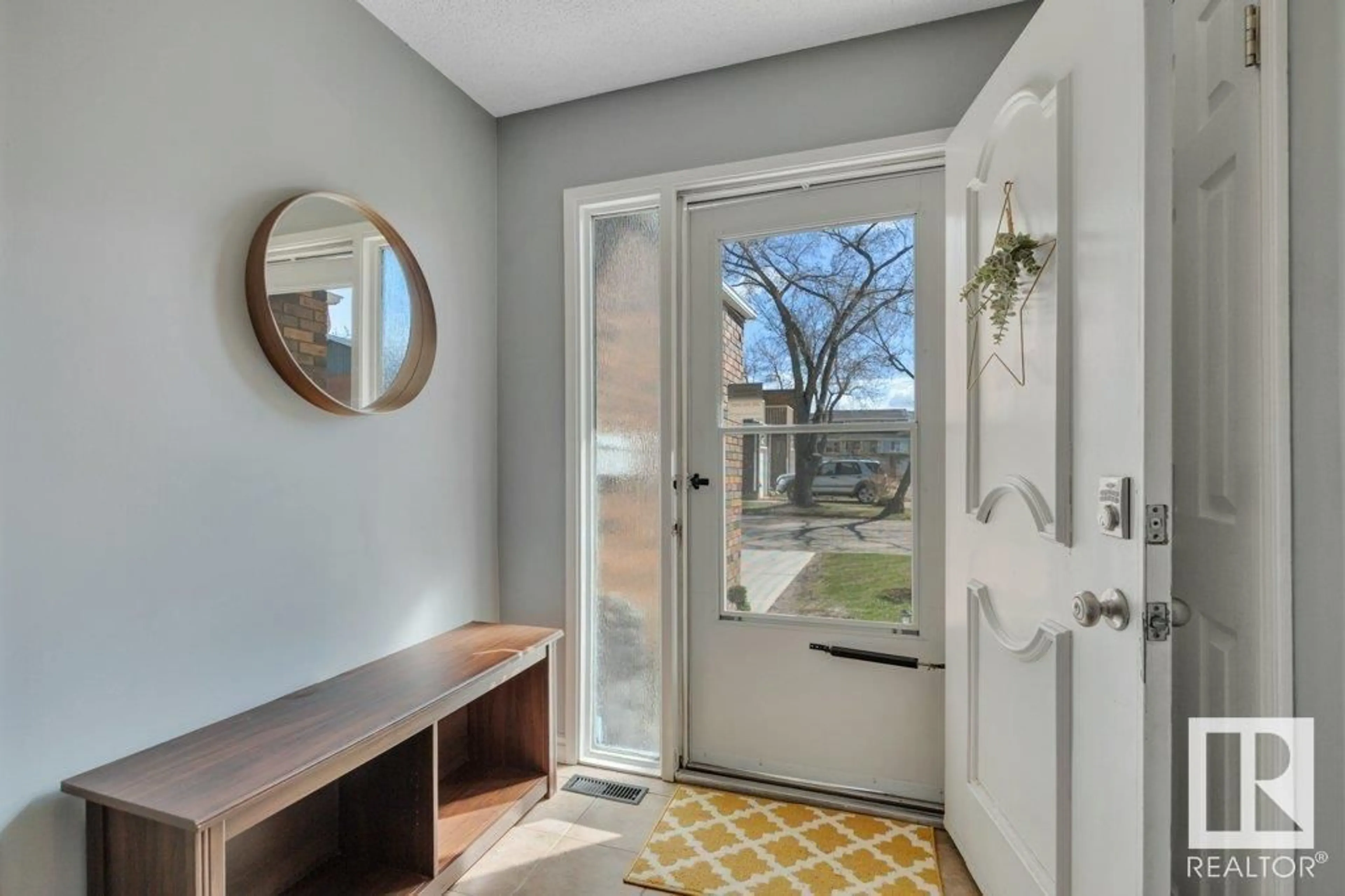 Indoor entryway for 13429 40 ST, Edmonton Alberta T5A3L9