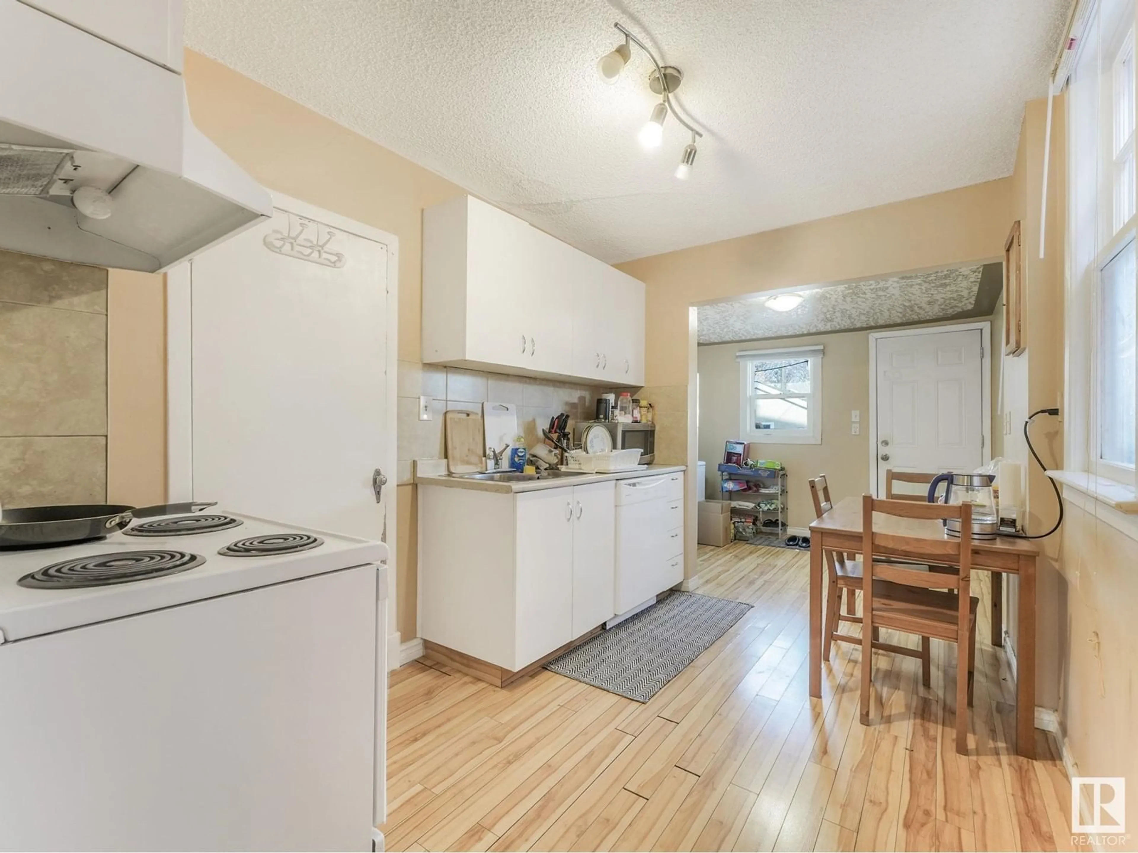 Standard kitchen, unknown for 11927 95A ST NW, Edmonton Alberta T5G1R4