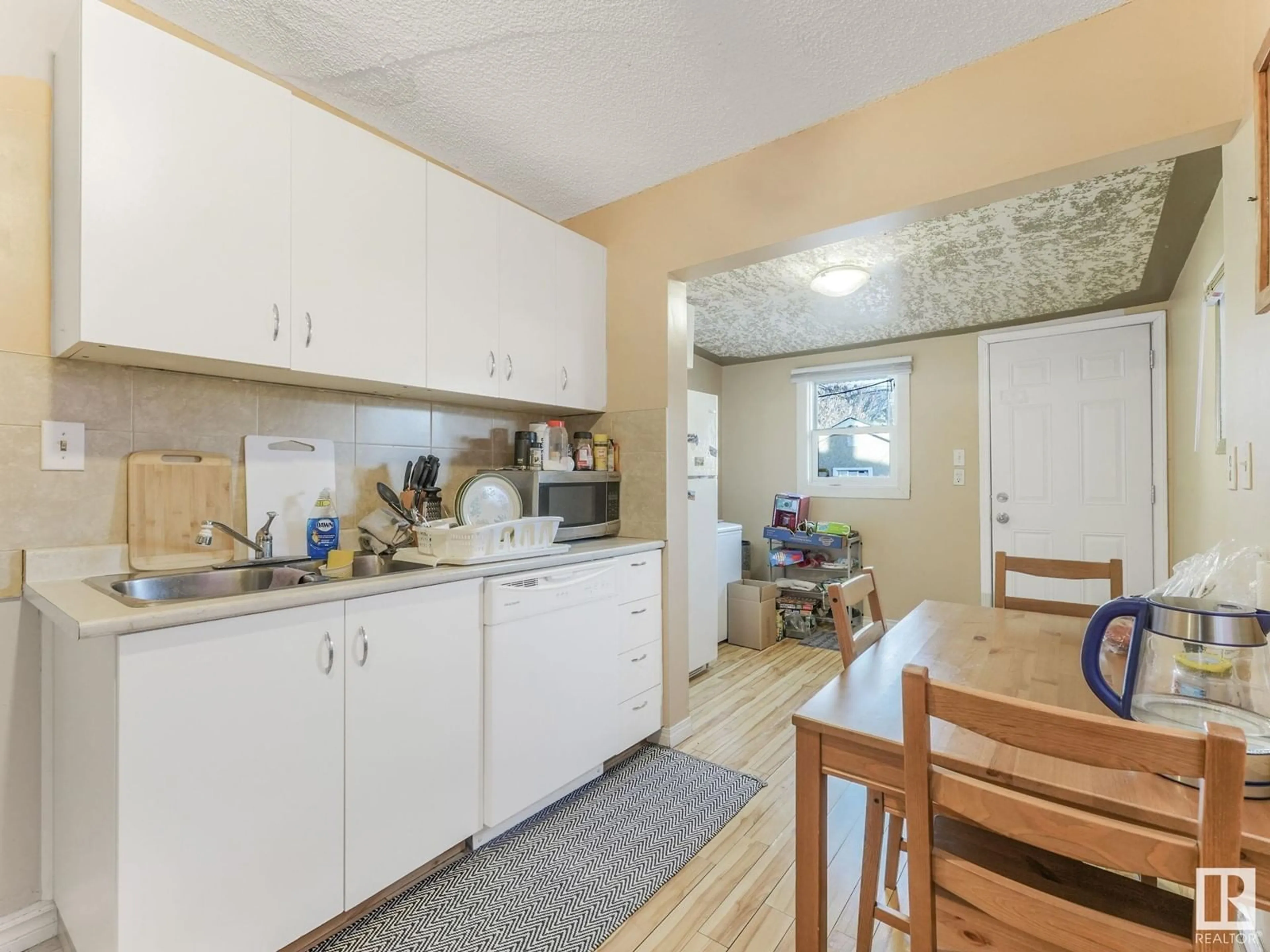 Standard kitchen, unknown for 11927 95A ST NW, Edmonton Alberta T5G1R4