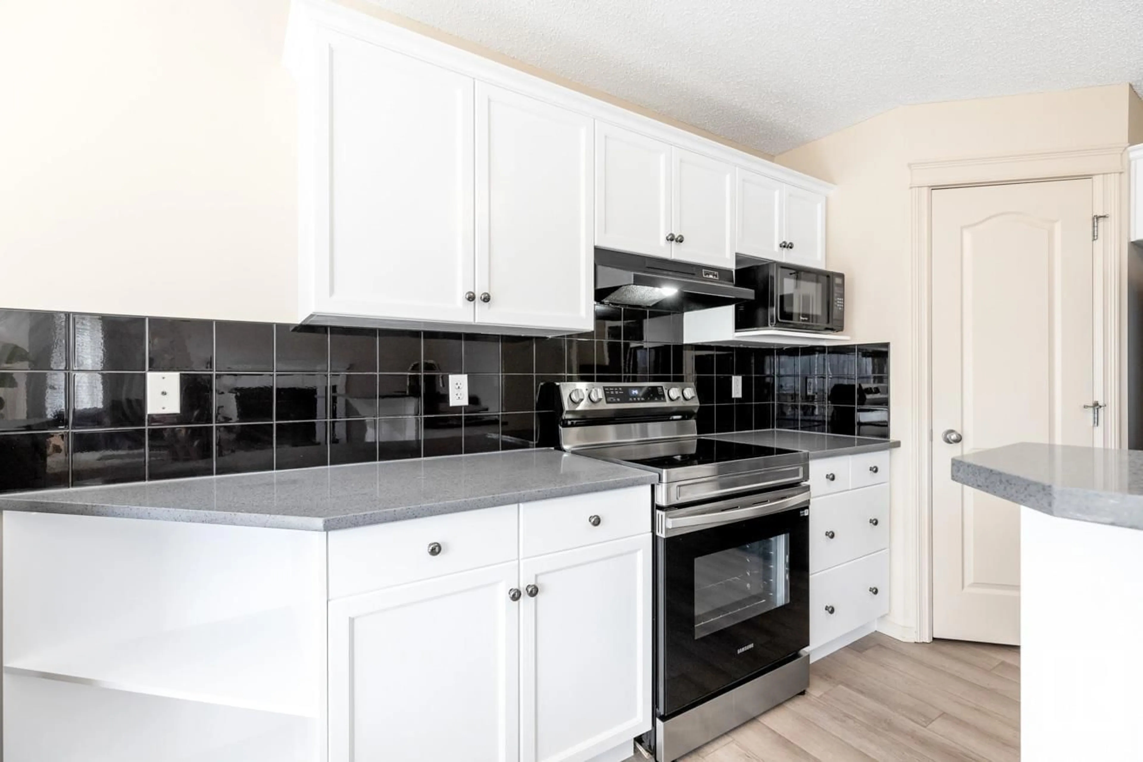 Standard kitchen, ceramic/tile floor for 1116 84 ST, Edmonton Alberta T6X1E3