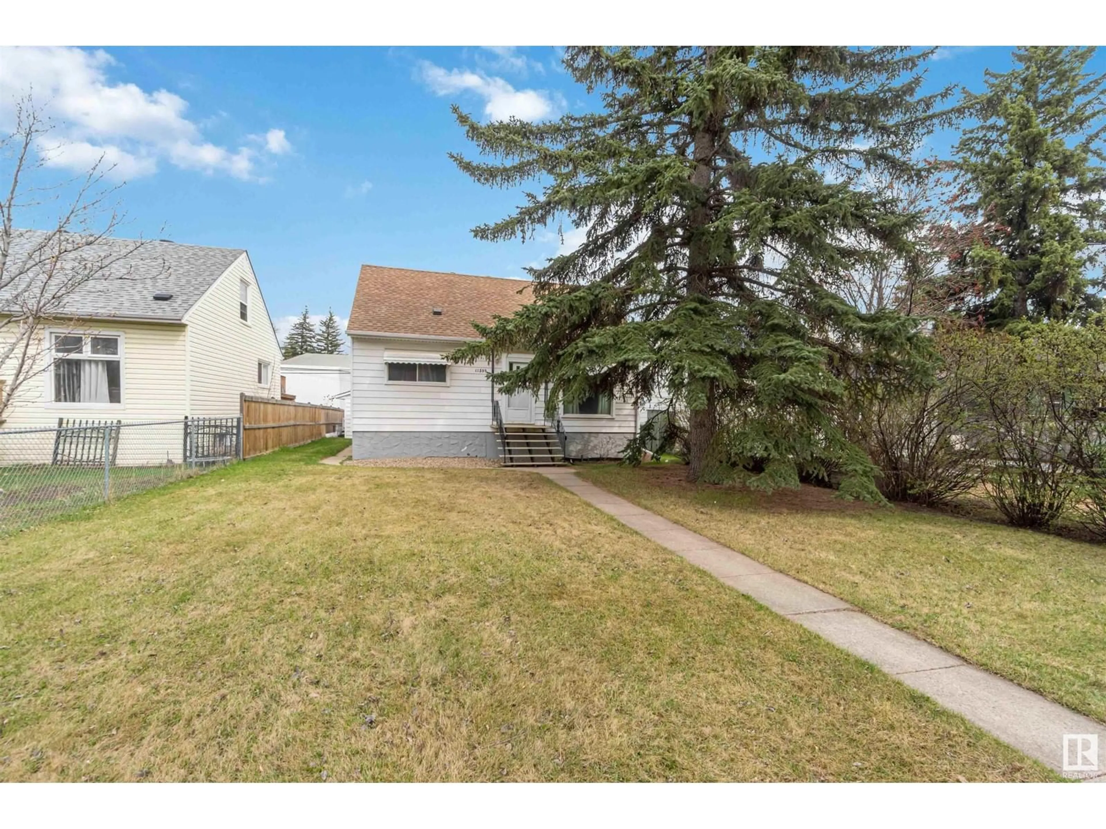 A pic from outside/outdoor area/front of a property/back of a property/a pic from drone, street for 11539 ST ALBERT TR, Edmonton Alberta T5M3L4