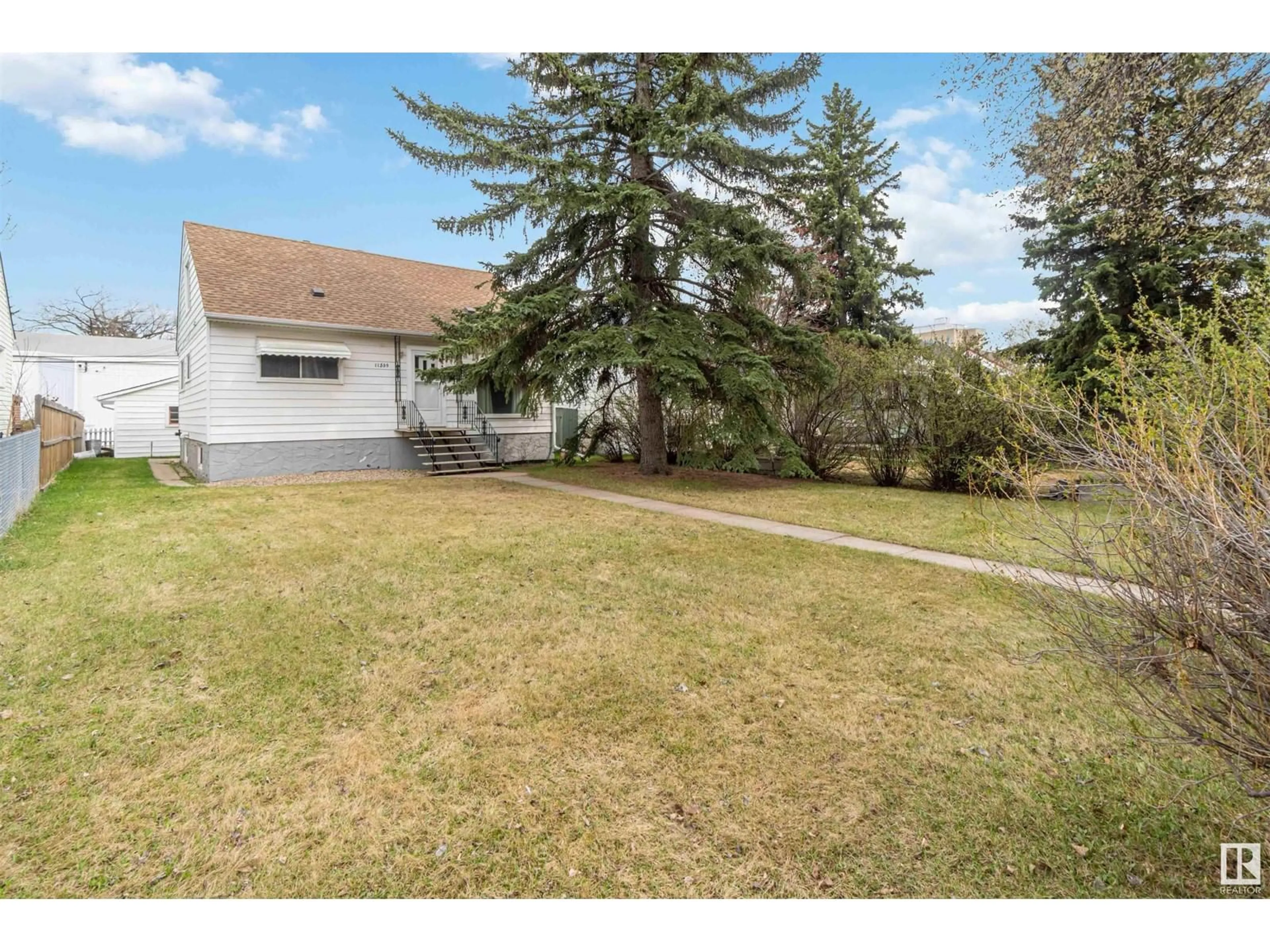 A pic from outside/outdoor area/front of a property/back of a property/a pic from drone, street for 11539 ST ALBERT TR, Edmonton Alberta T5M3L4
